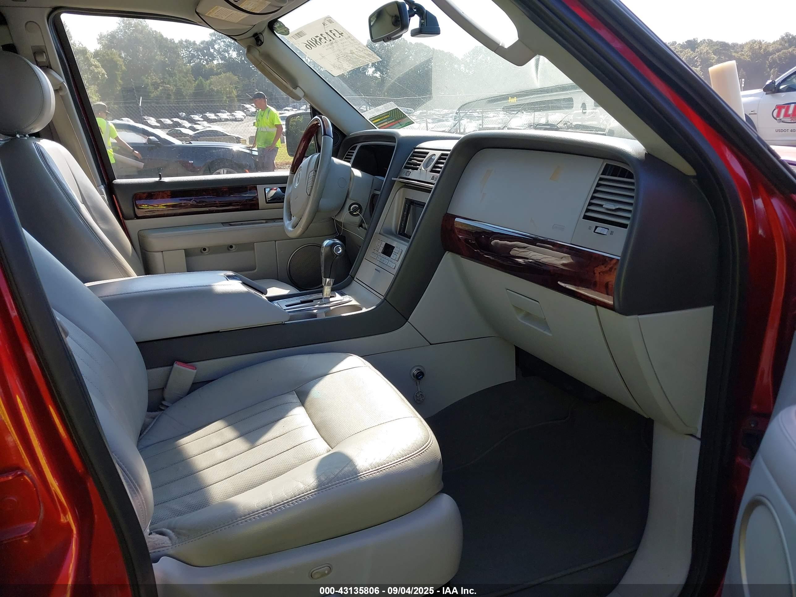 LINCOLN NAVIGATOR image 5