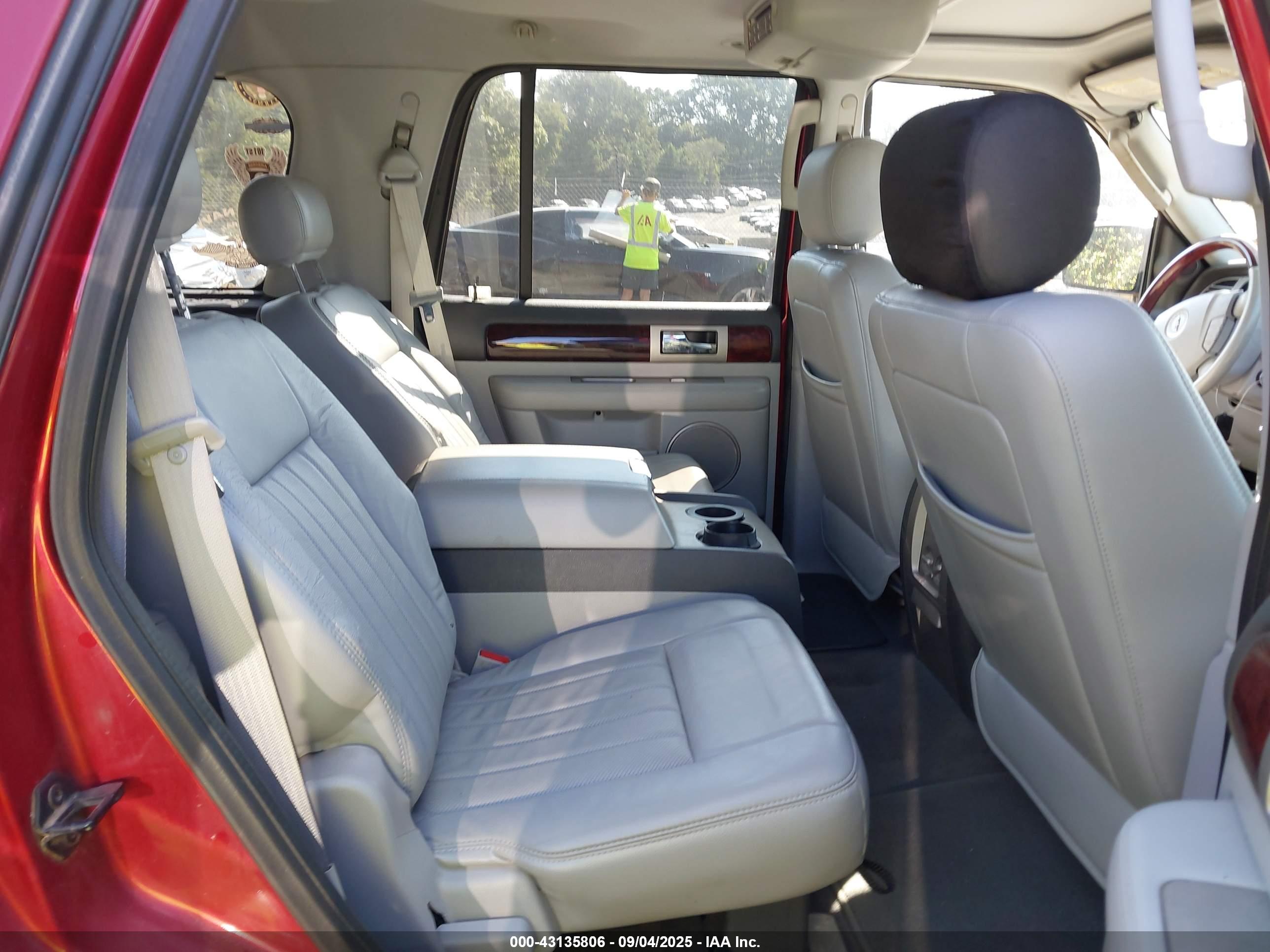LINCOLN NAVIGATOR image 8