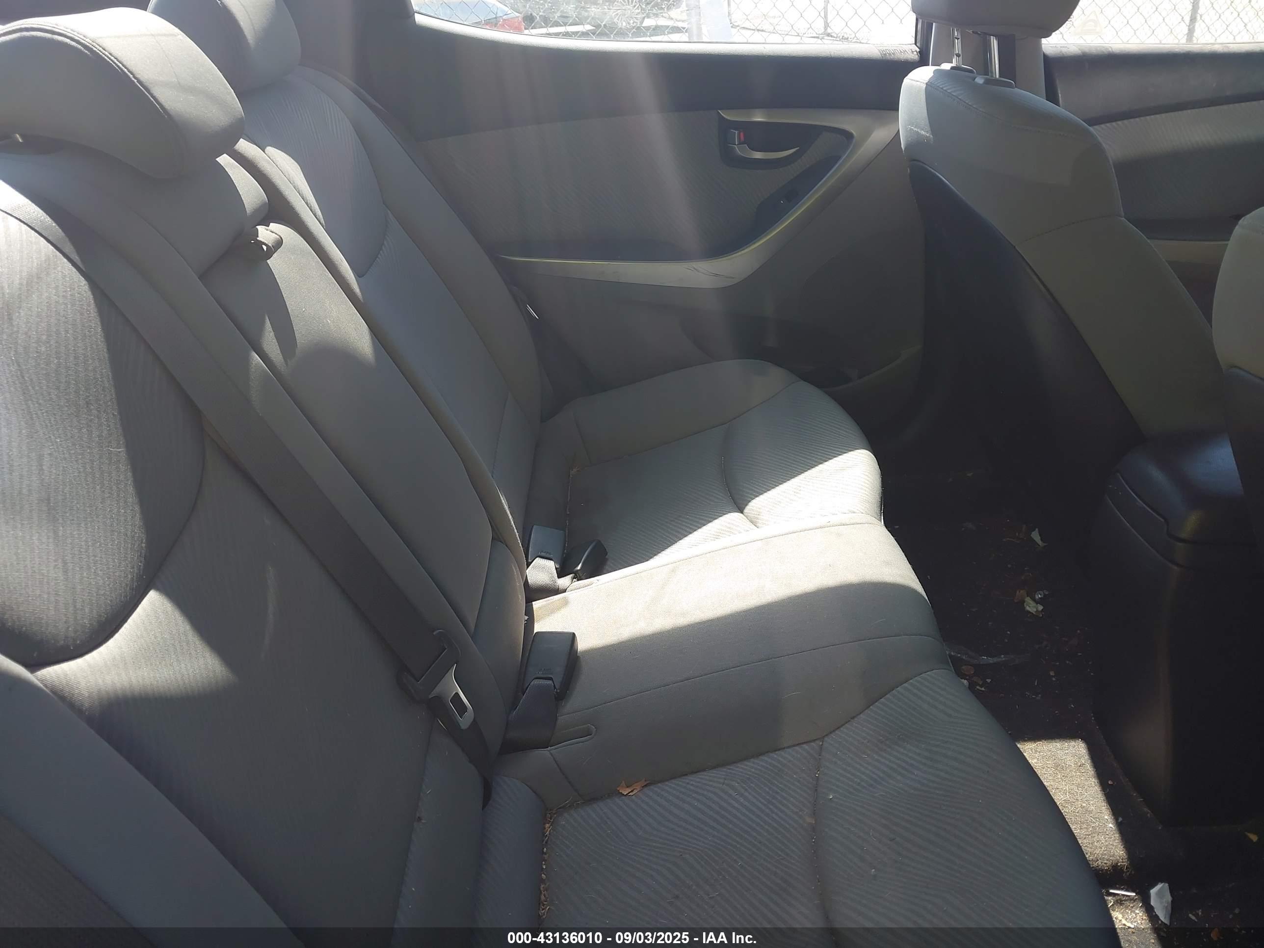 HYUNDAI ELANTRA image 8