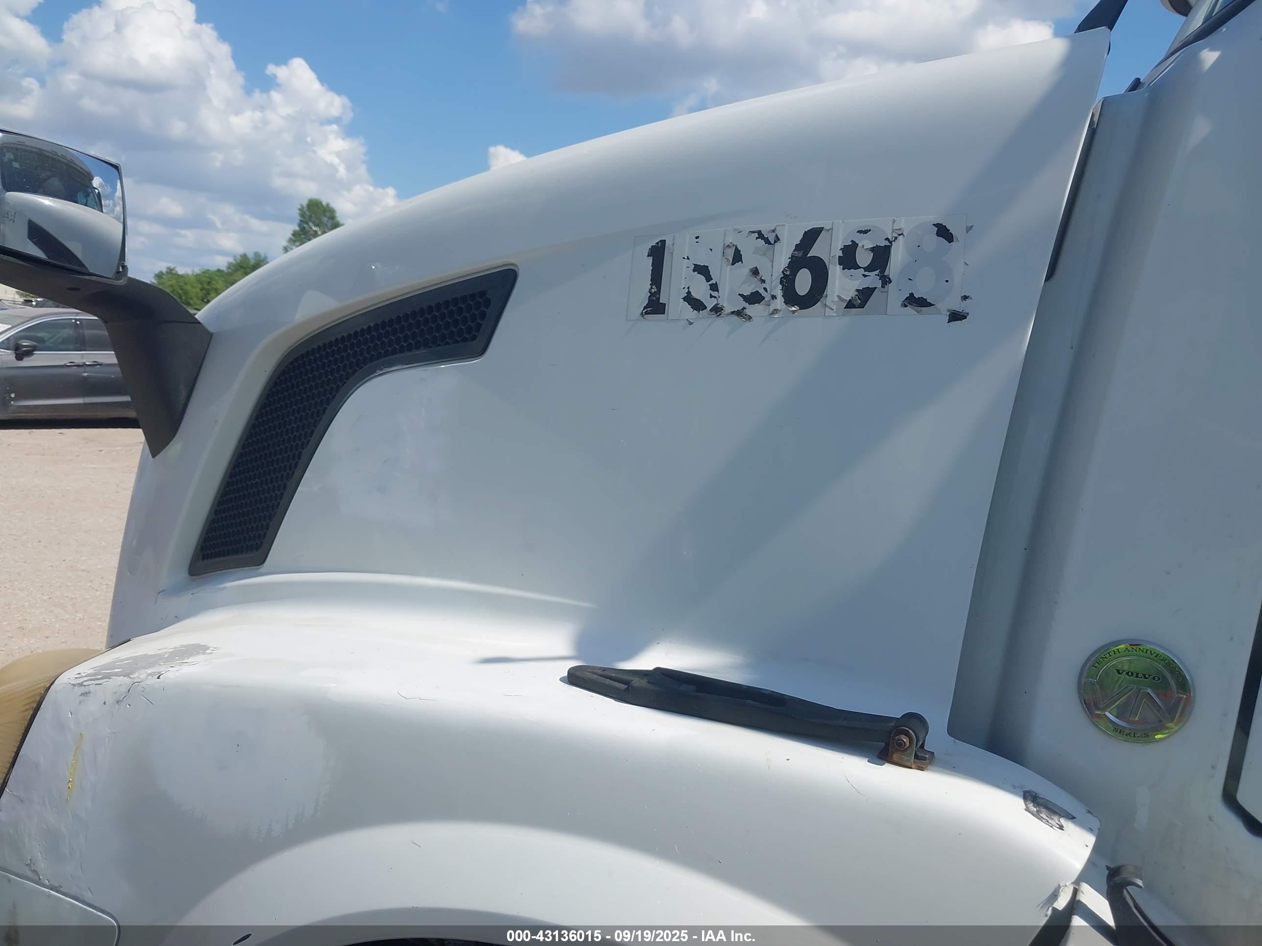 VOLVO VN image 10