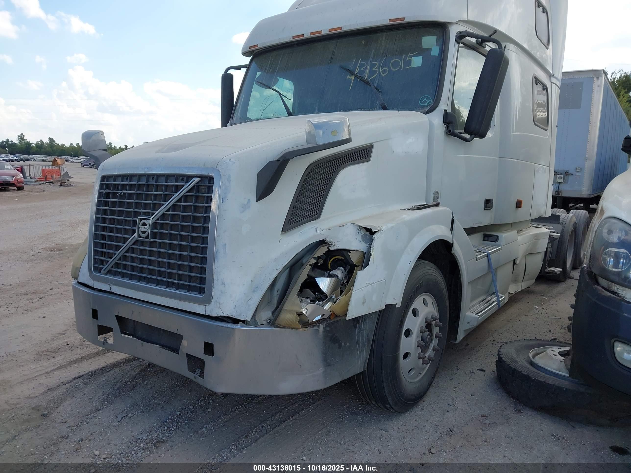 VOLVO VN image 2