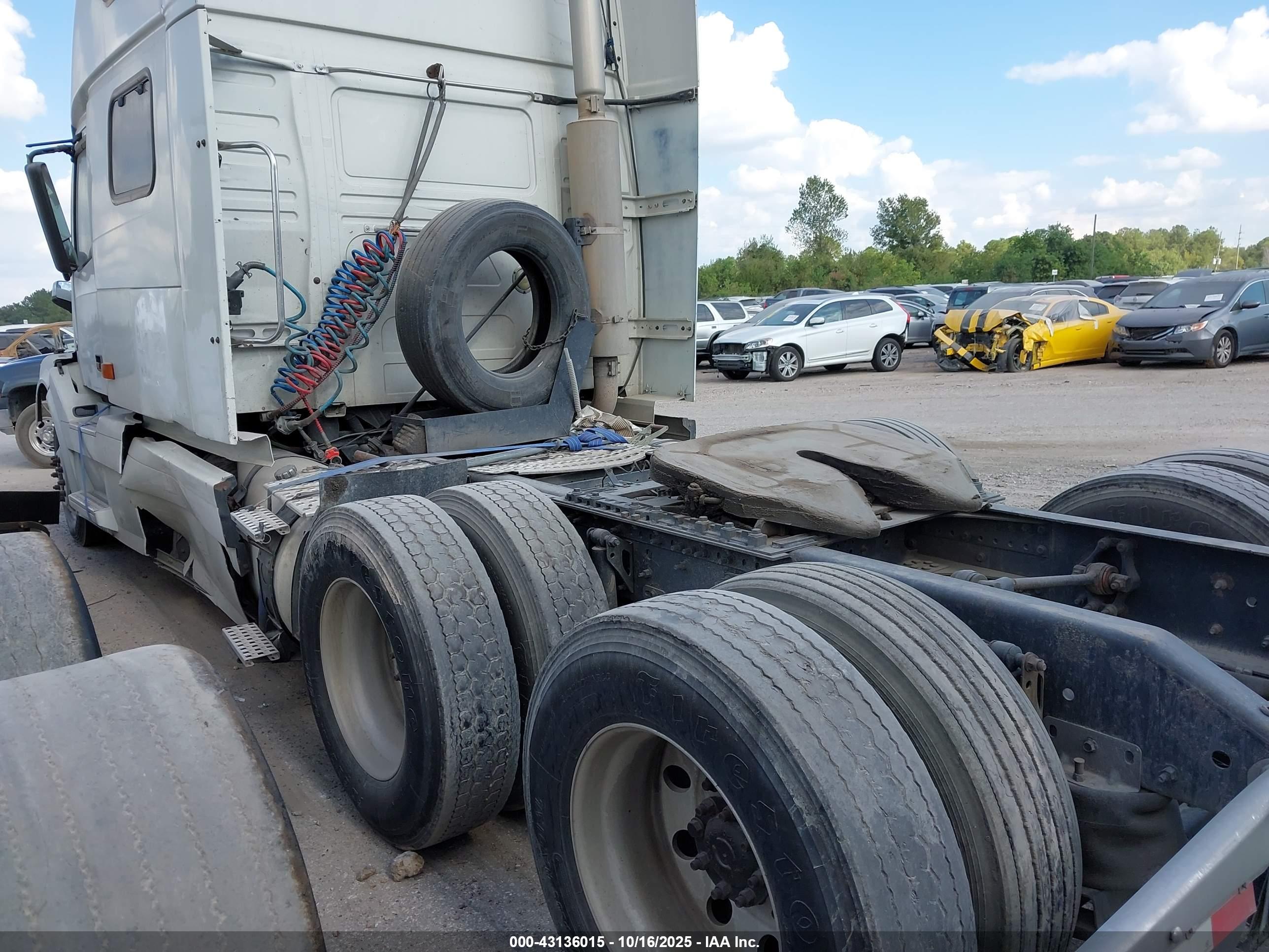 VOLVO VN image 3