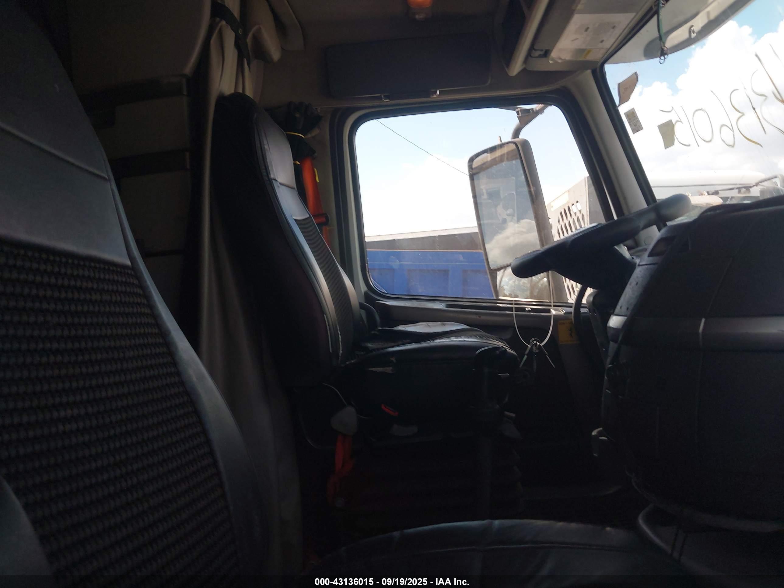 VOLVO VN image 8