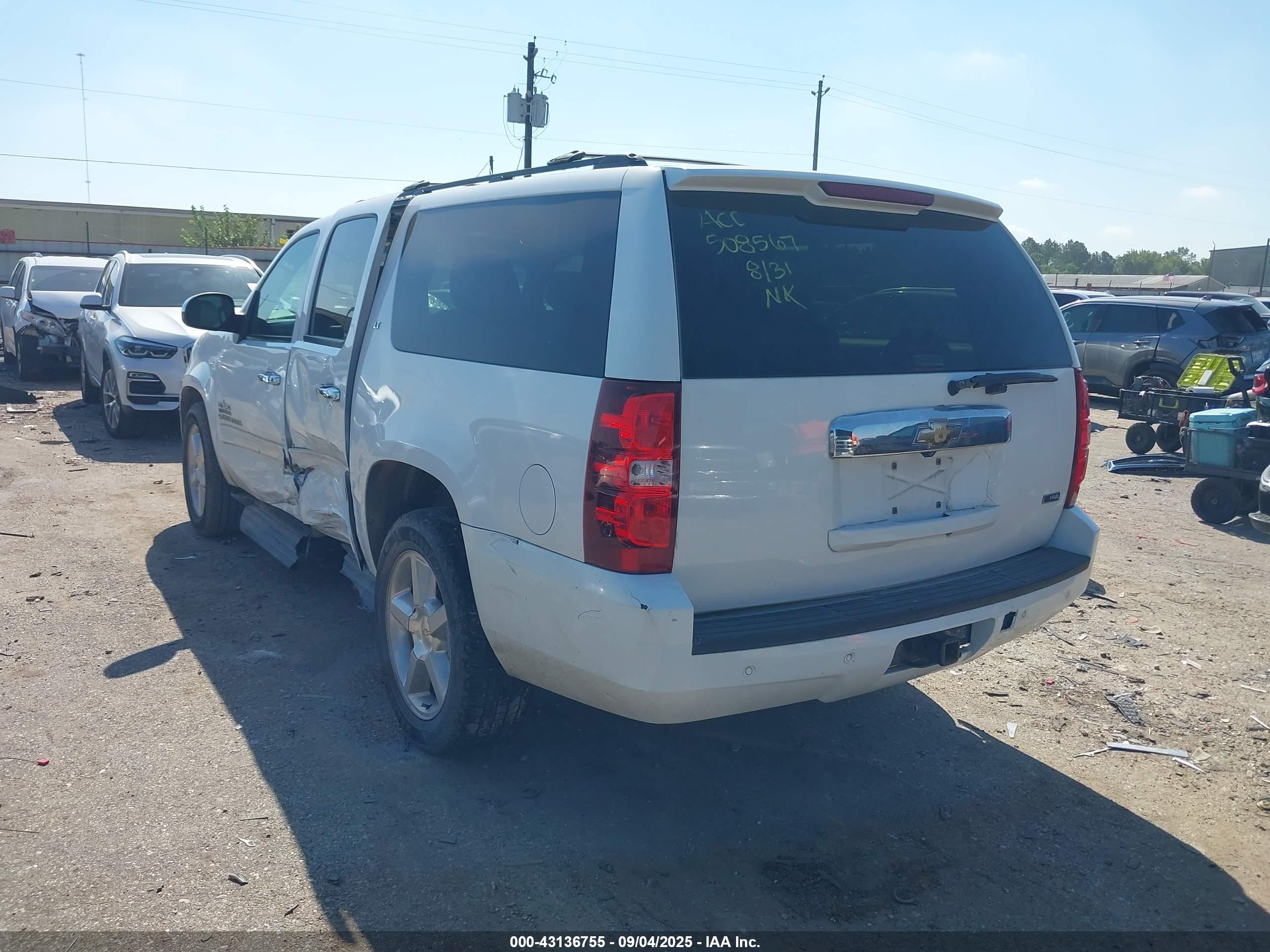 CHEVROLET SUBURBAN image 3
