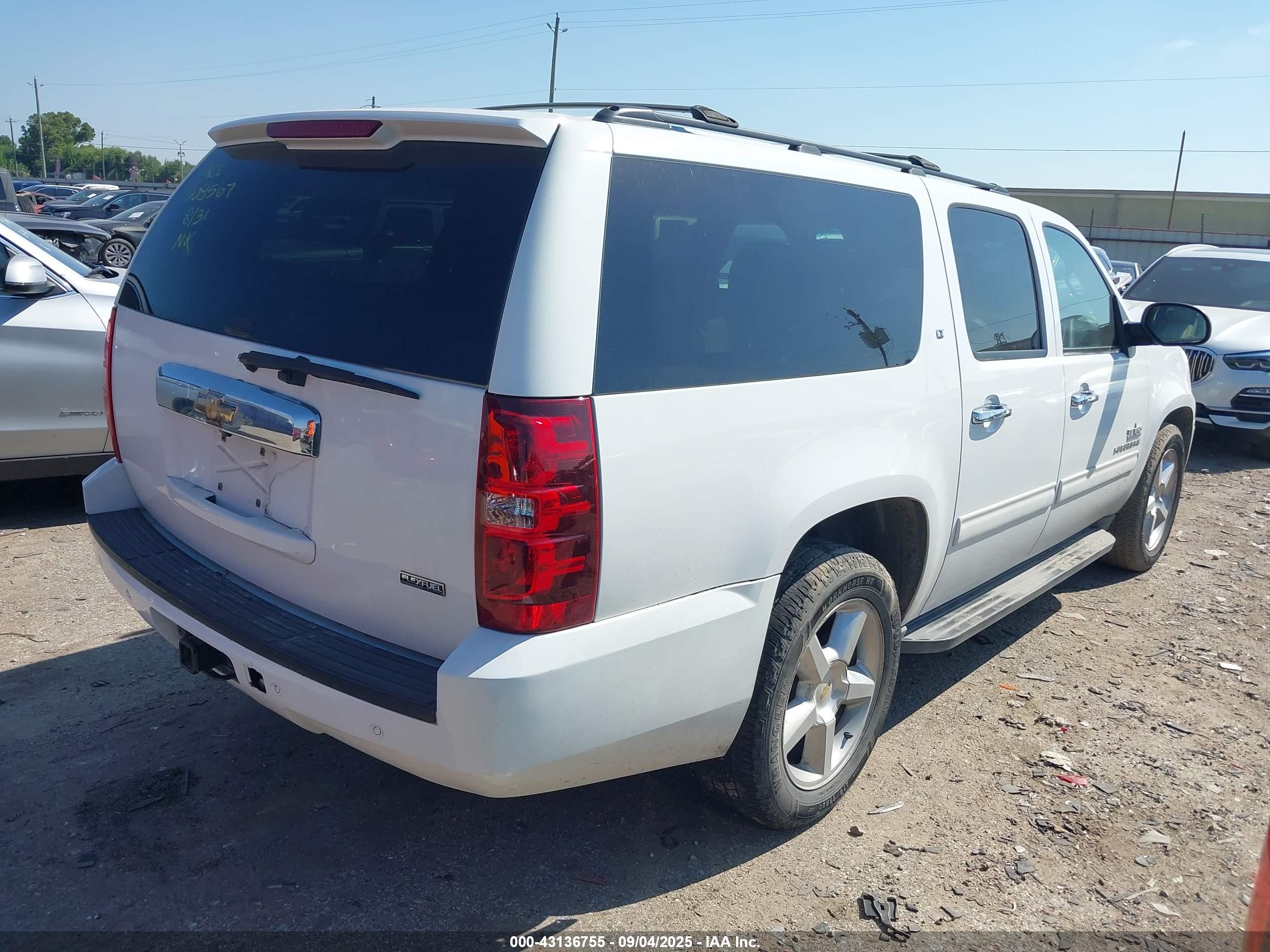 CHEVROLET SUBURBAN image 4