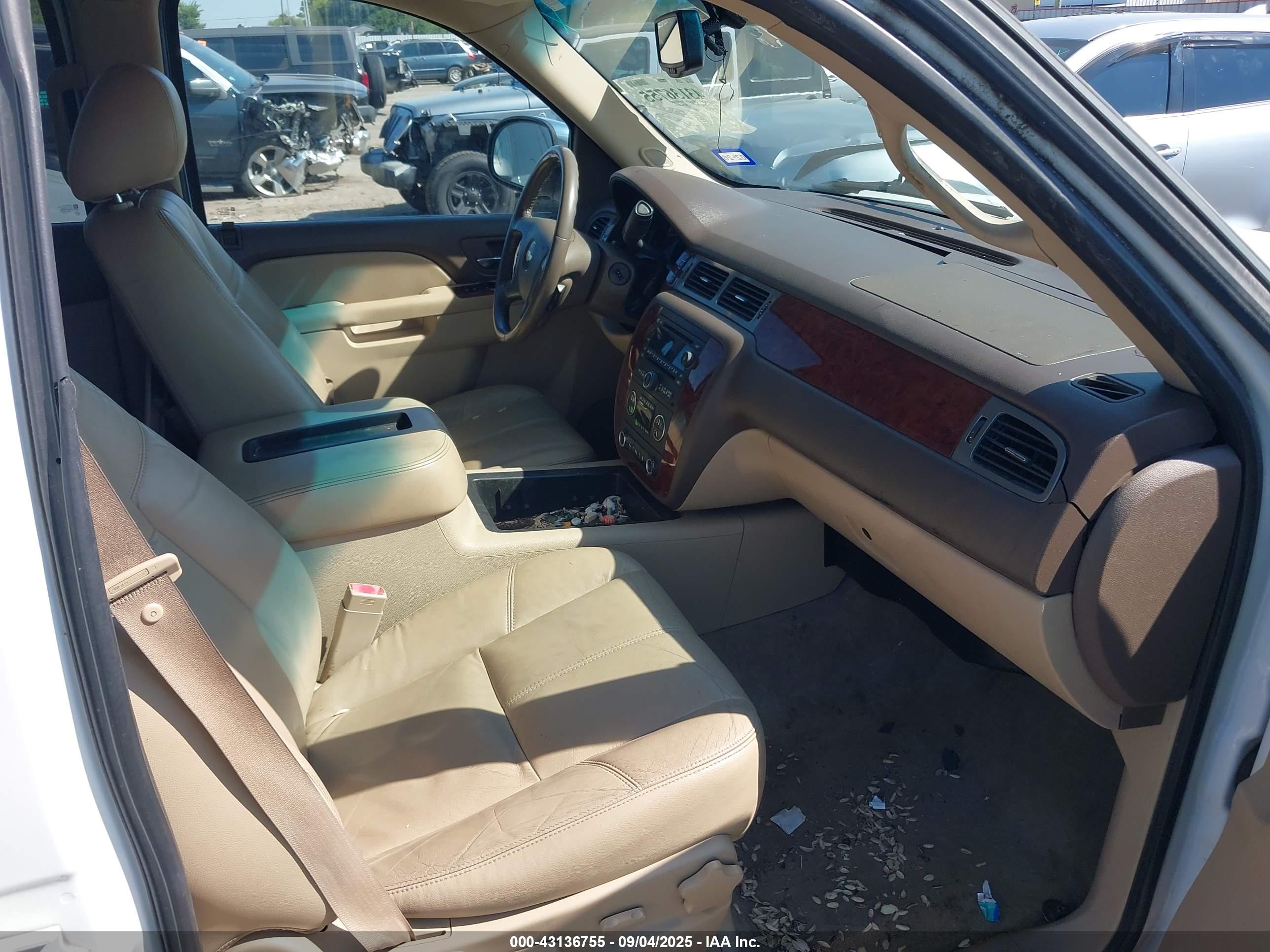 CHEVROLET SUBURBAN image 5