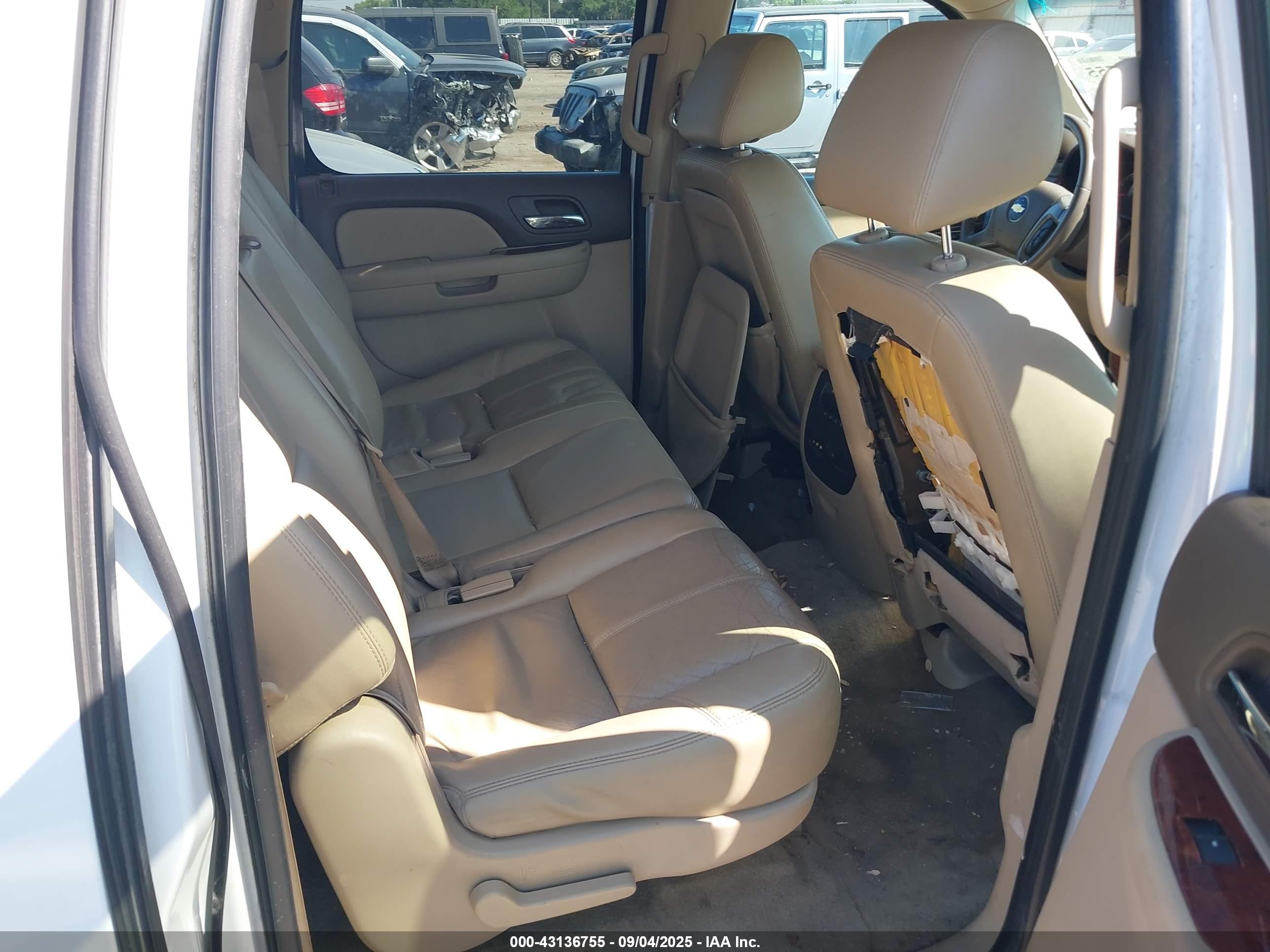 CHEVROLET SUBURBAN image 8
