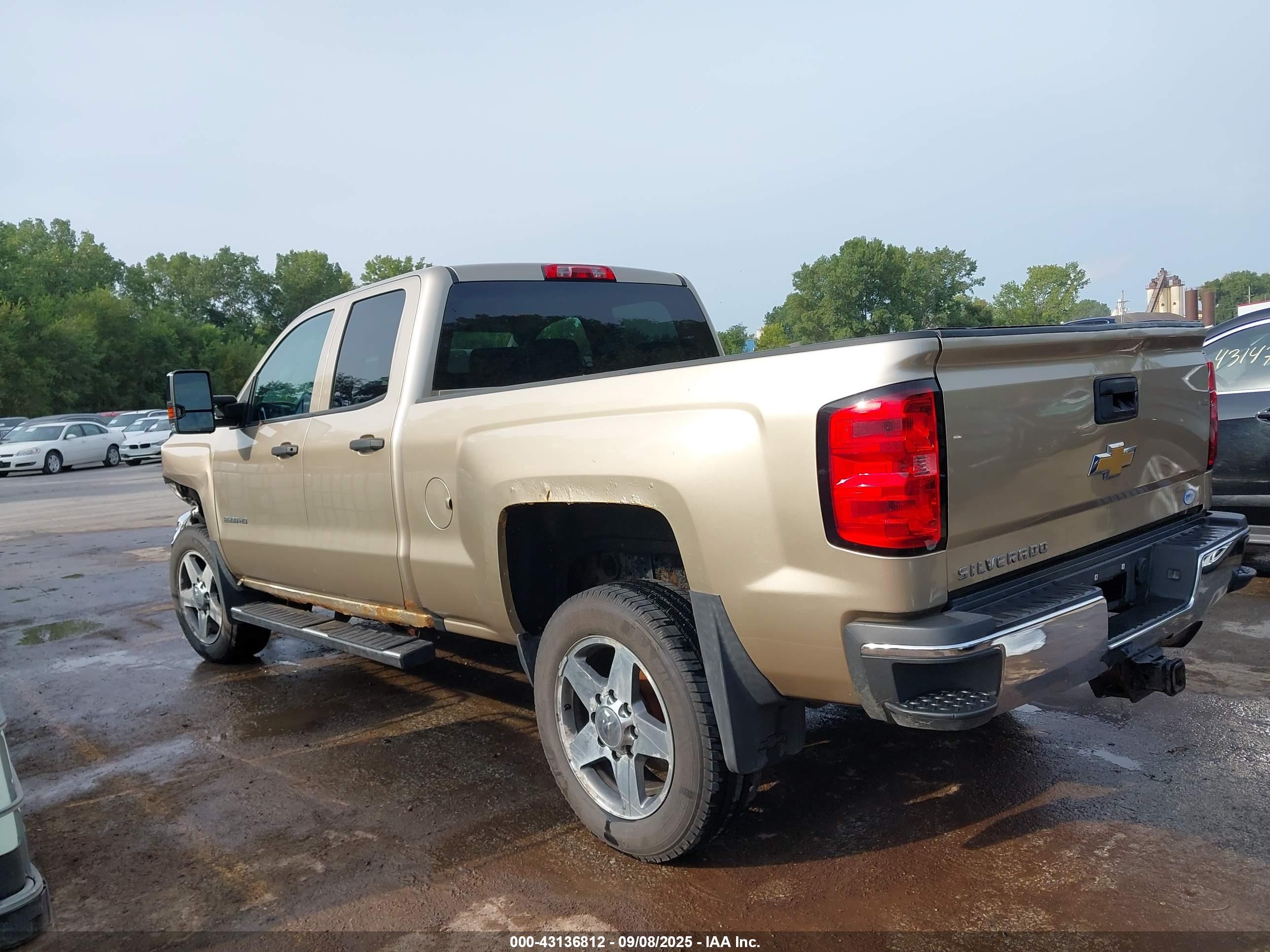 CHEVROLET SILVERADO image 3