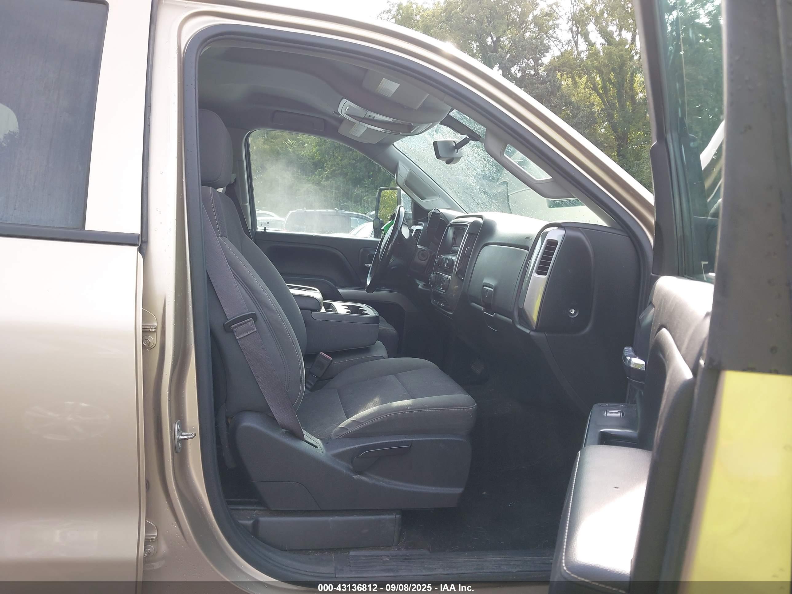 CHEVROLET SILVERADO image 5