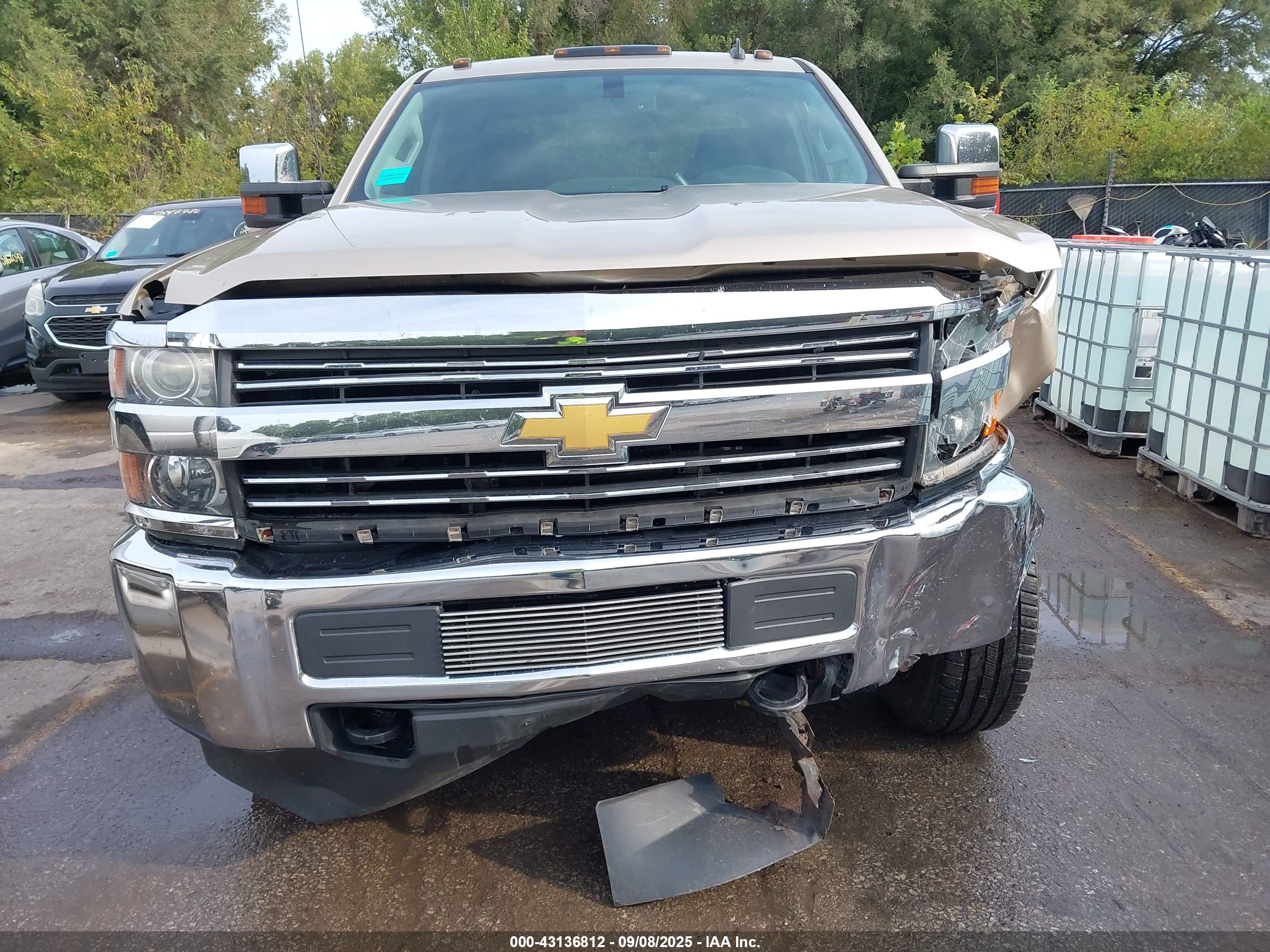 CHEVROLET SILVERADO image 6