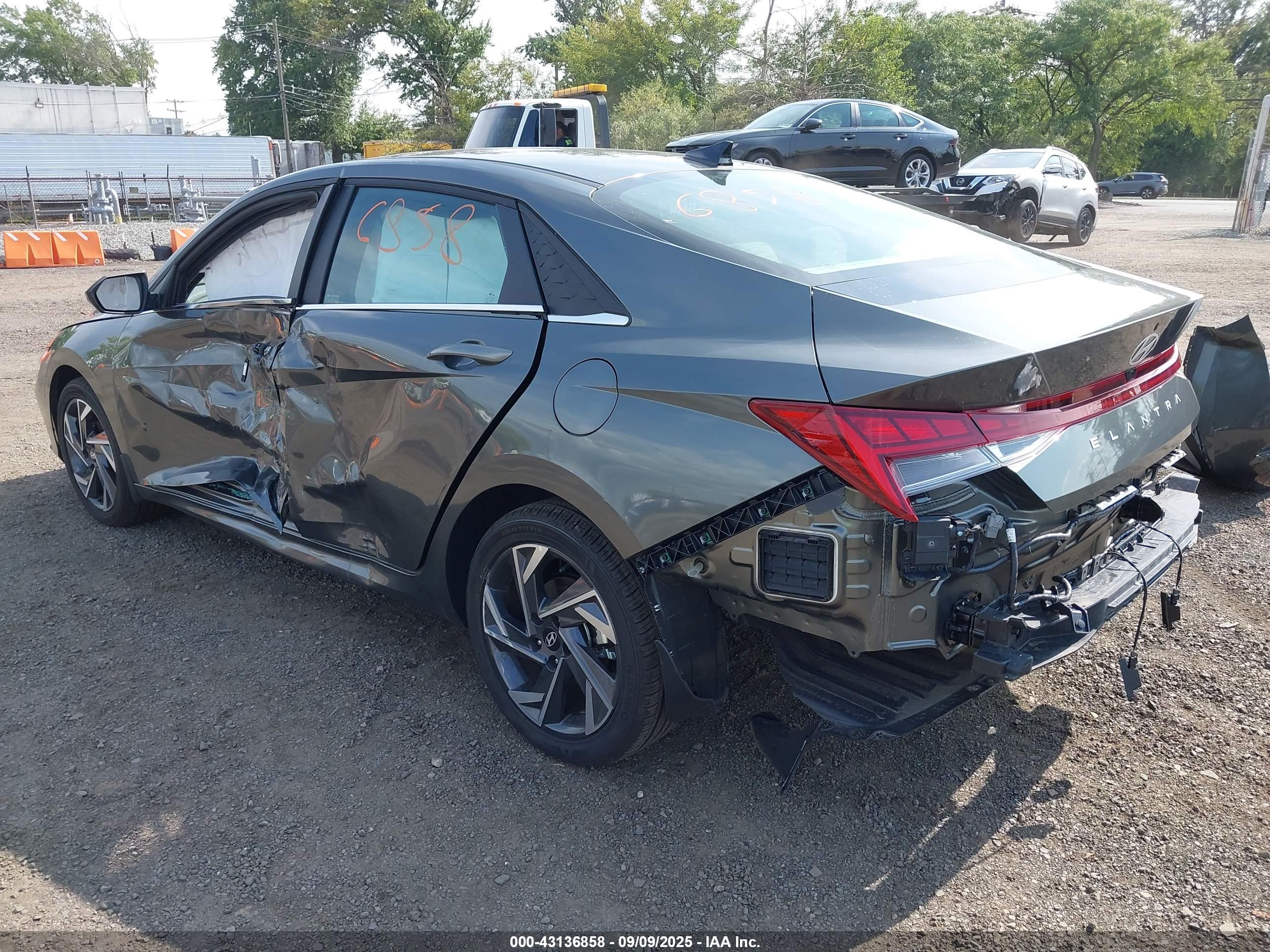 HYUNDAI ELANTRA image 3