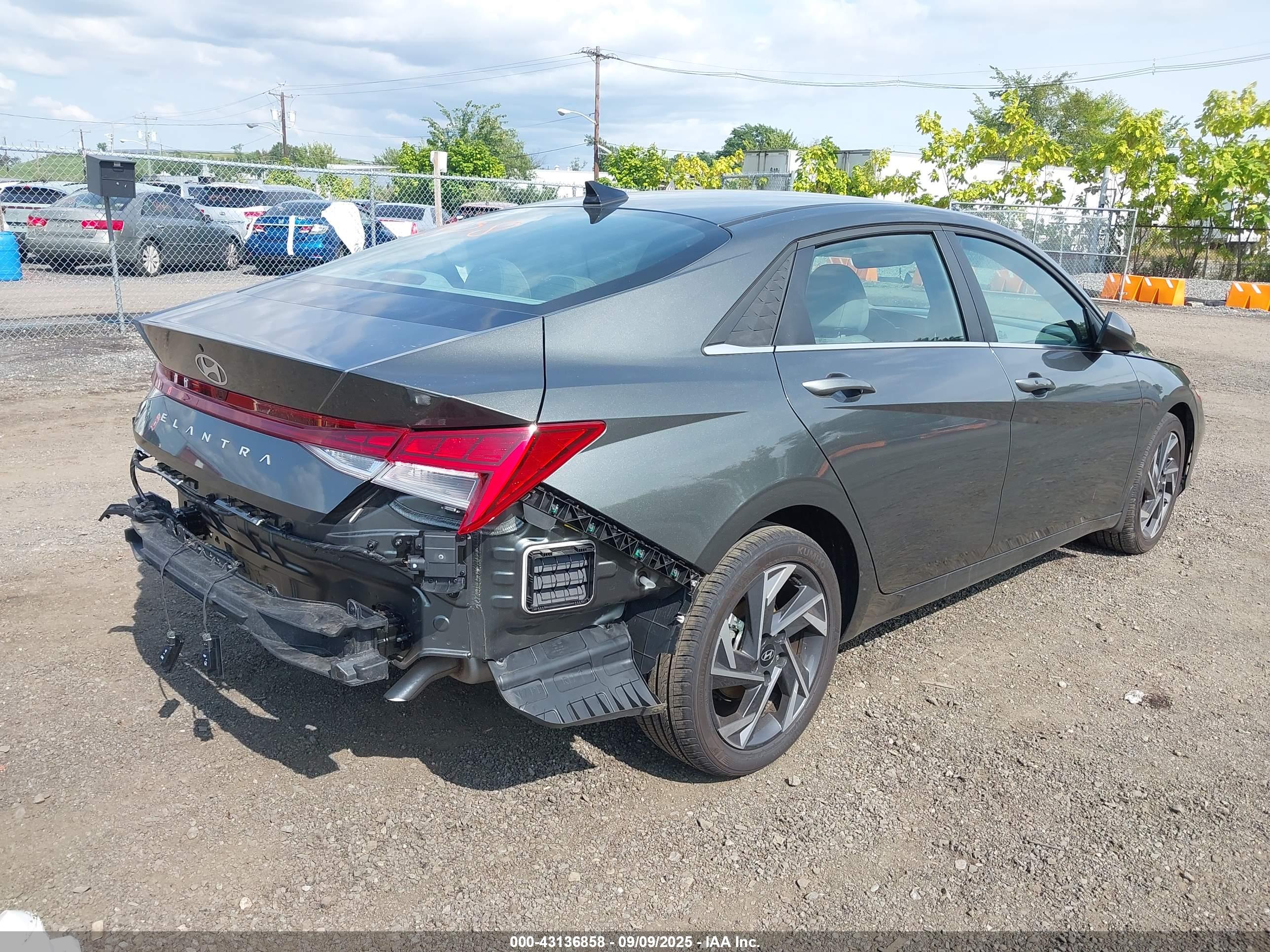 HYUNDAI ELANTRA image 4