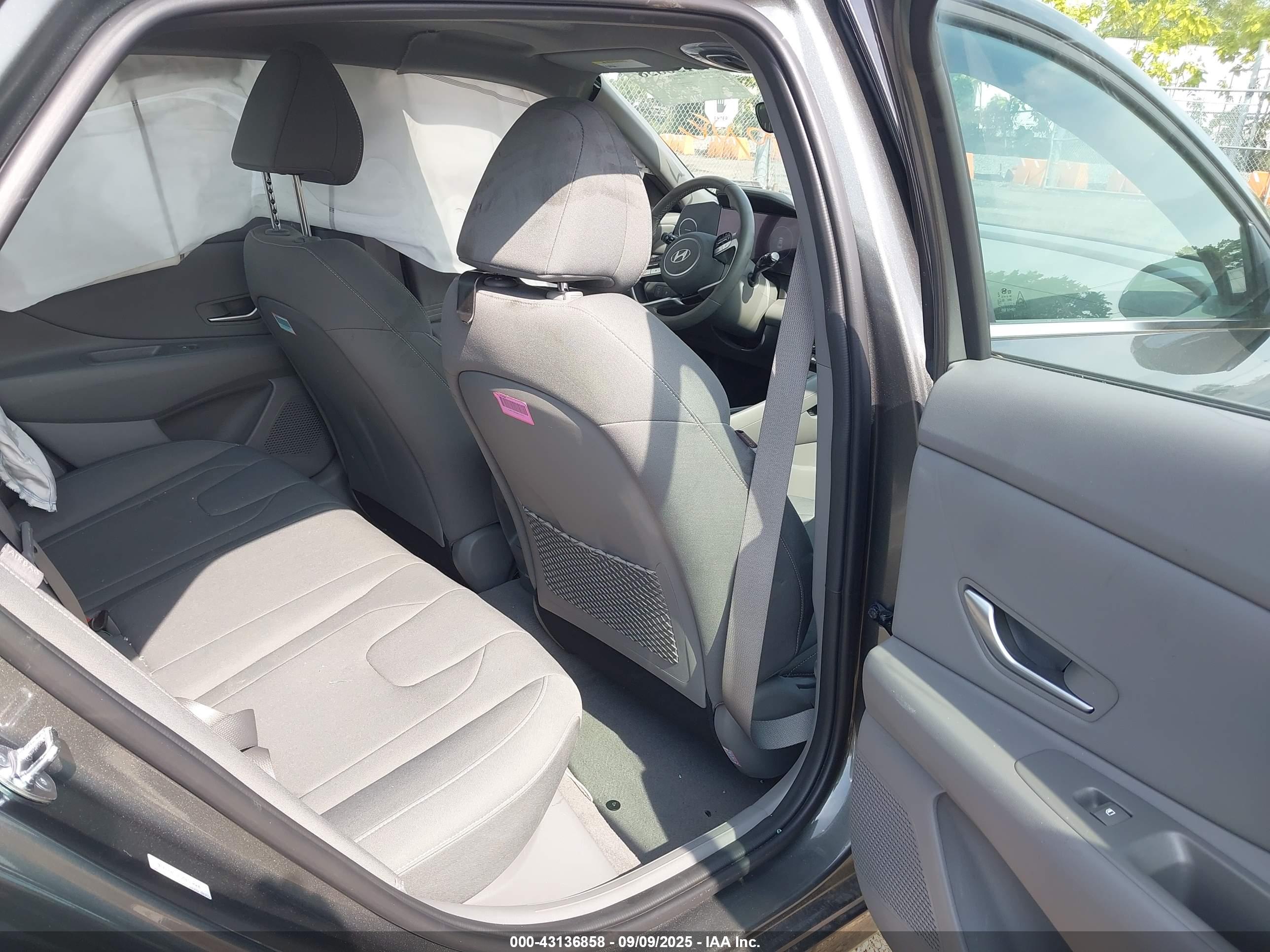 HYUNDAI ELANTRA image 8