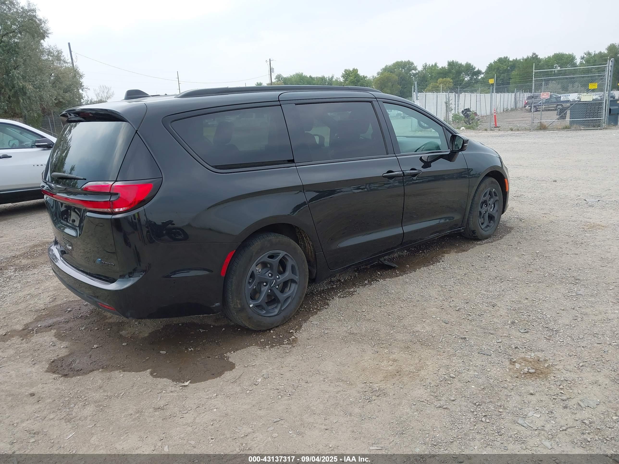 CHRYSLER PACIFICA image 4