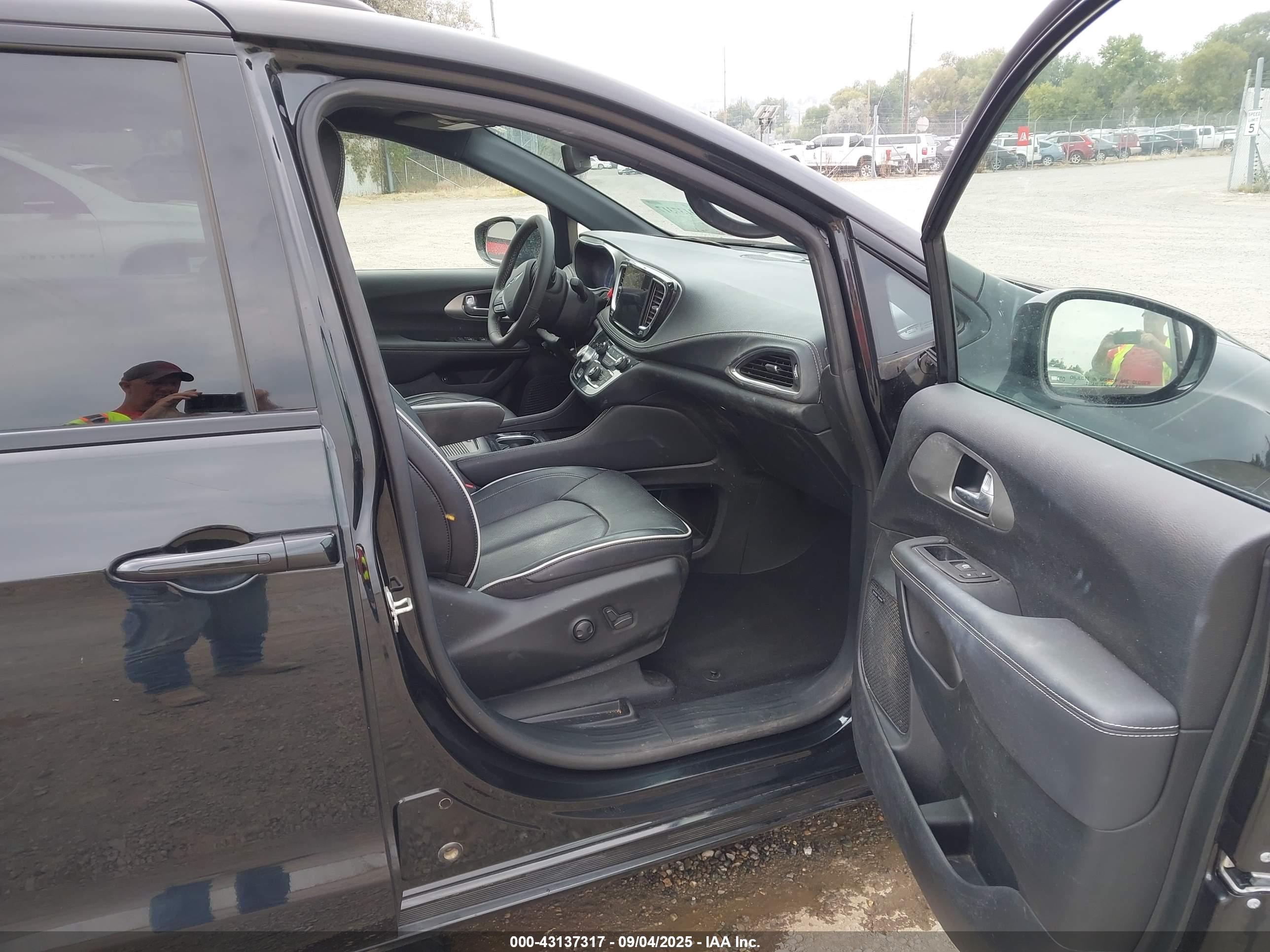 CHRYSLER PACIFICA image 5