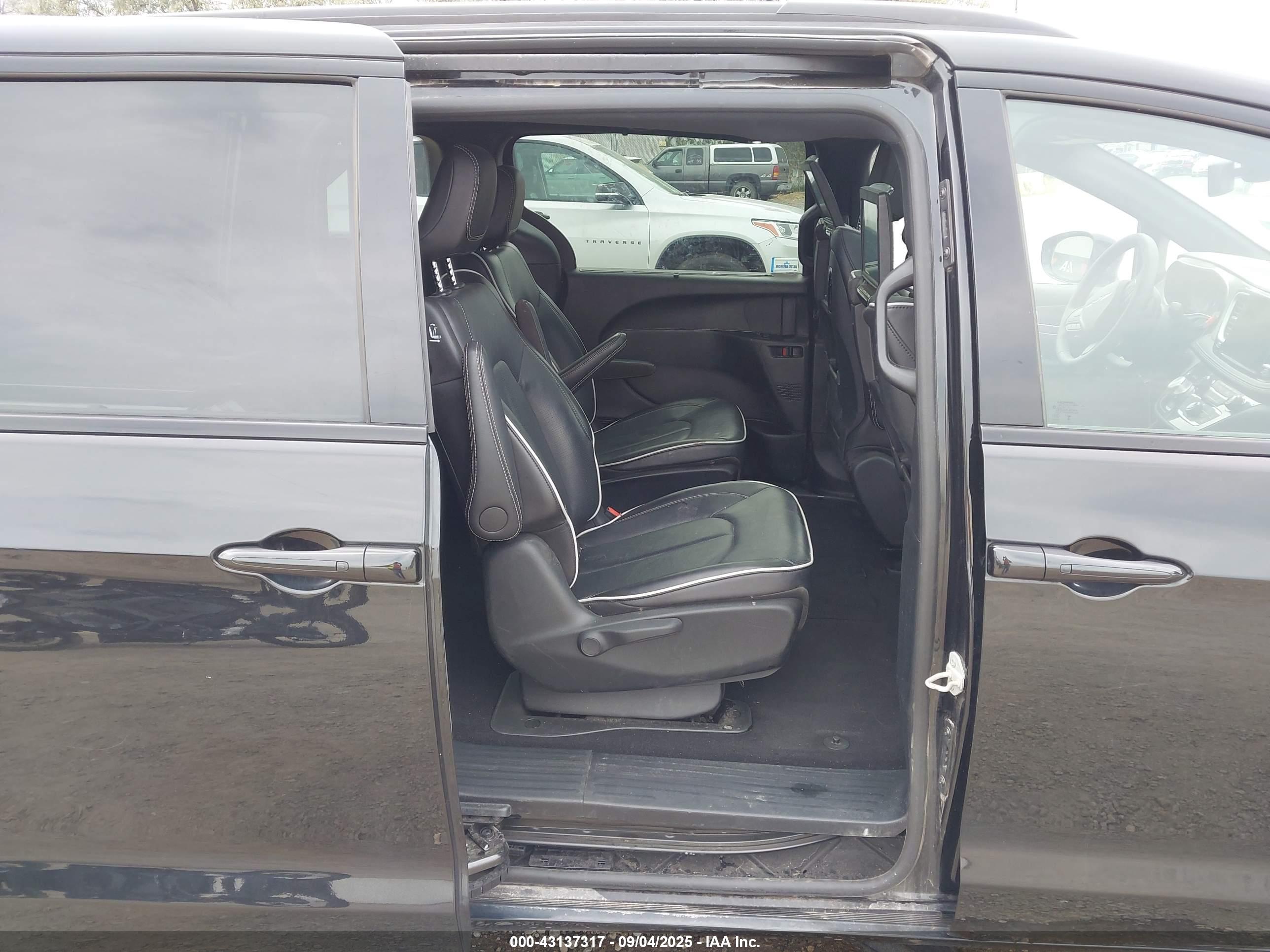 CHRYSLER PACIFICA image 8
