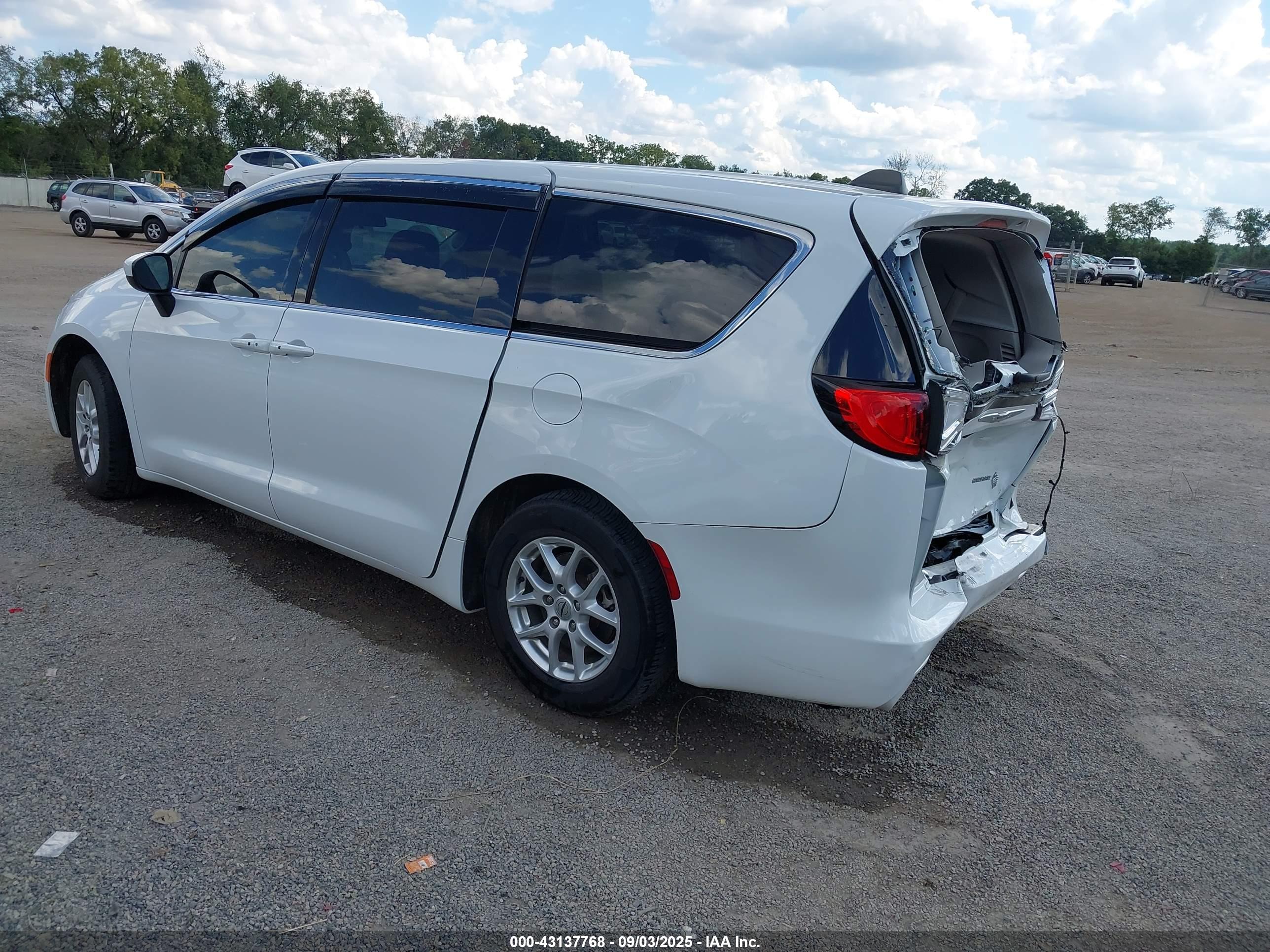 CHRYSLER VOYAGER image 3