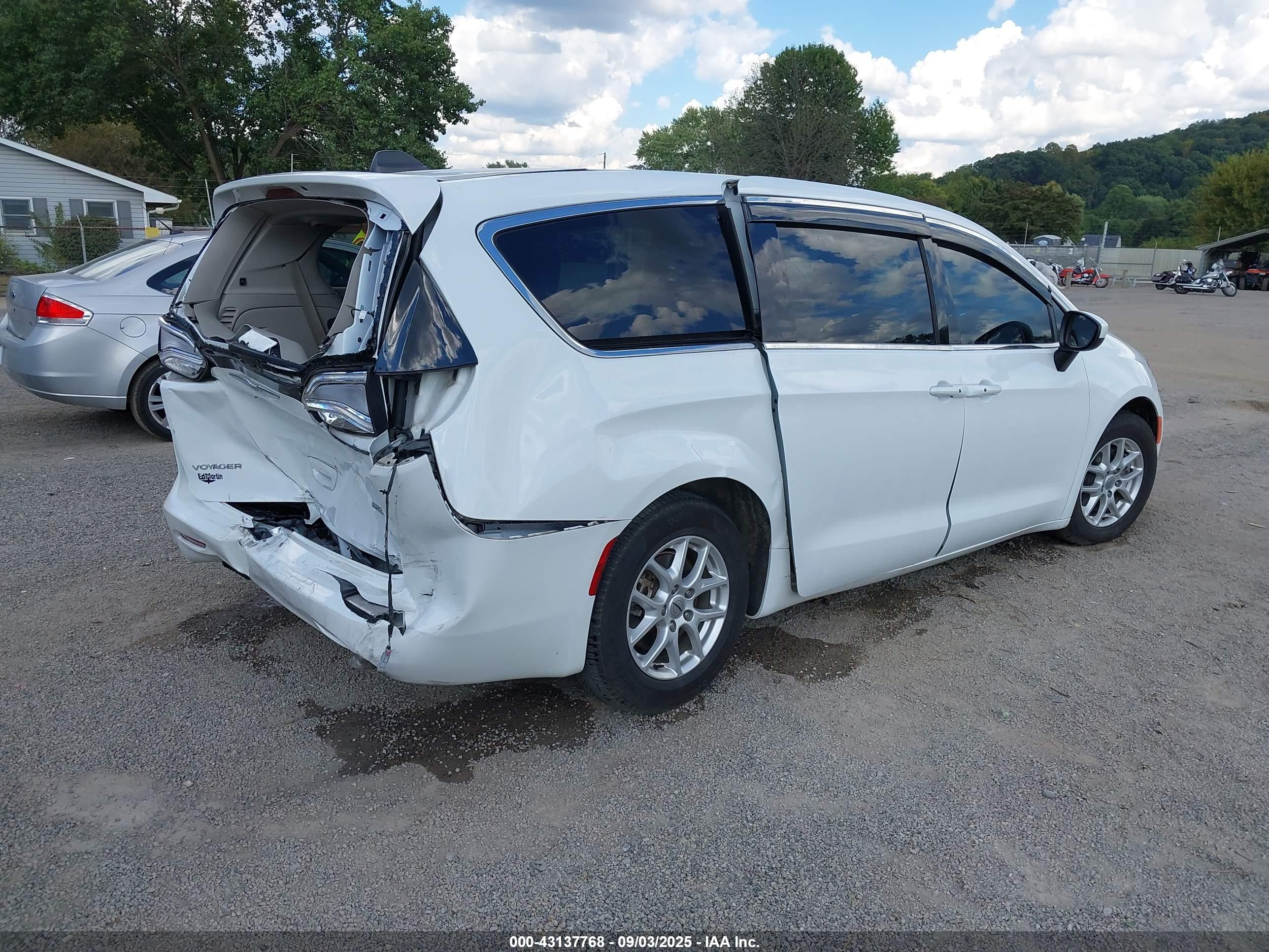 CHRYSLER VOYAGER image 4