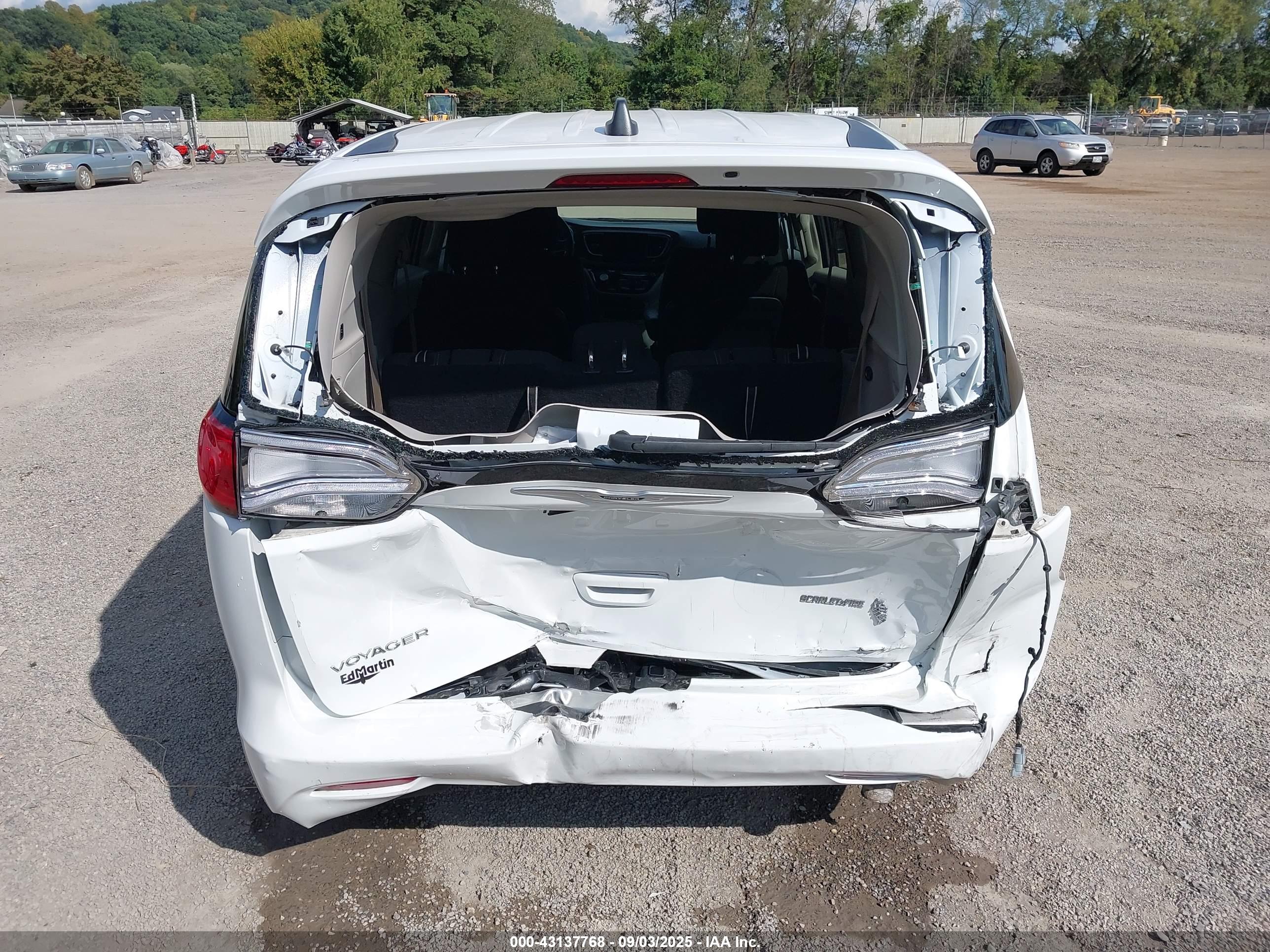CHRYSLER VOYAGER image 6
