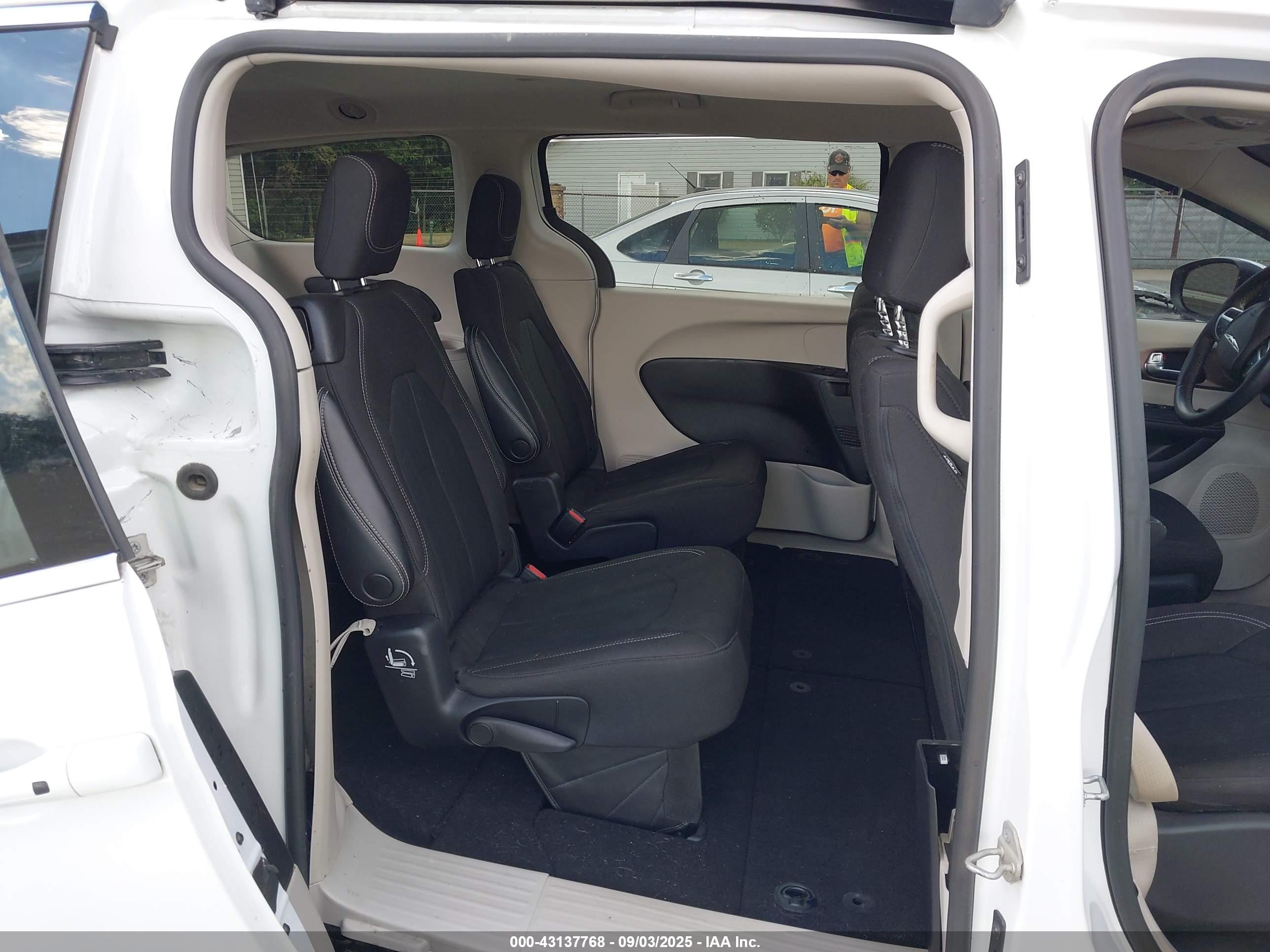 CHRYSLER VOYAGER image 8