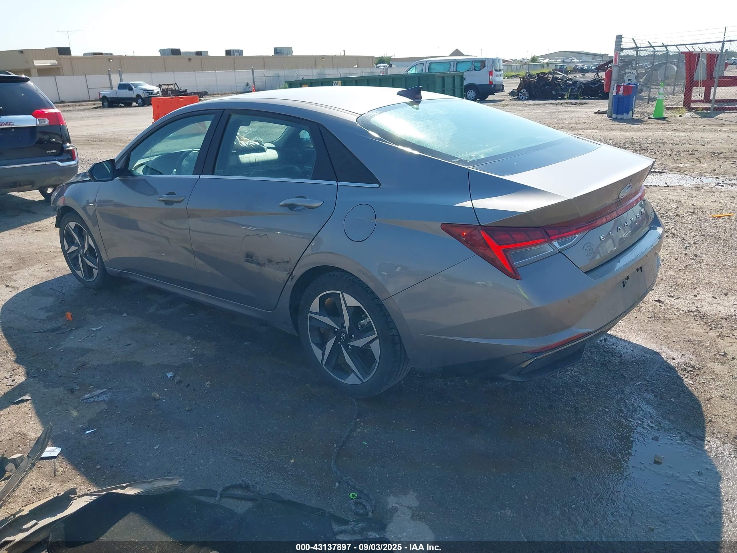 HYUNDAI ELANTRA image 3