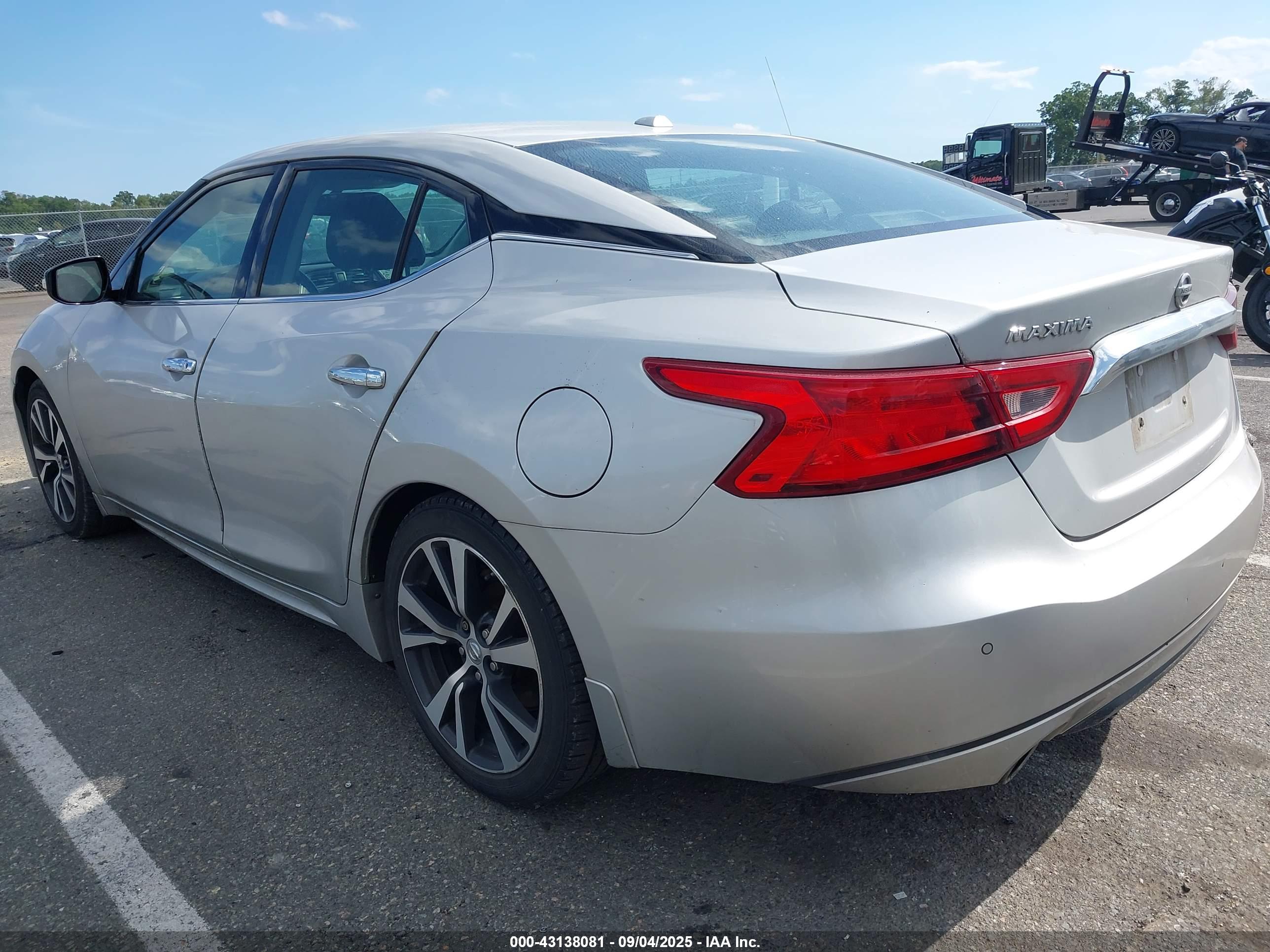 NISSAN MAXIMA image 3
