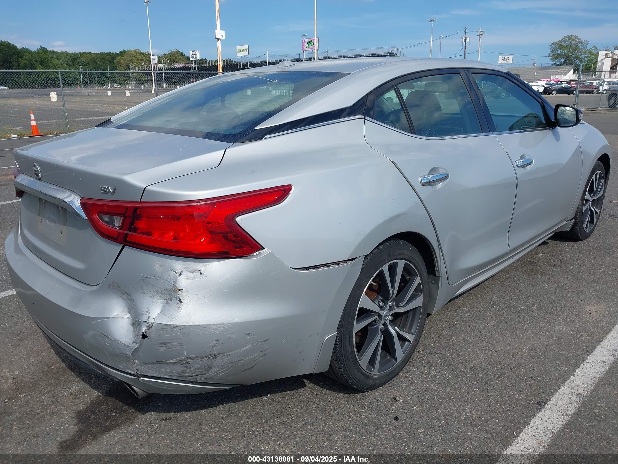 NISSAN MAXIMA image 4