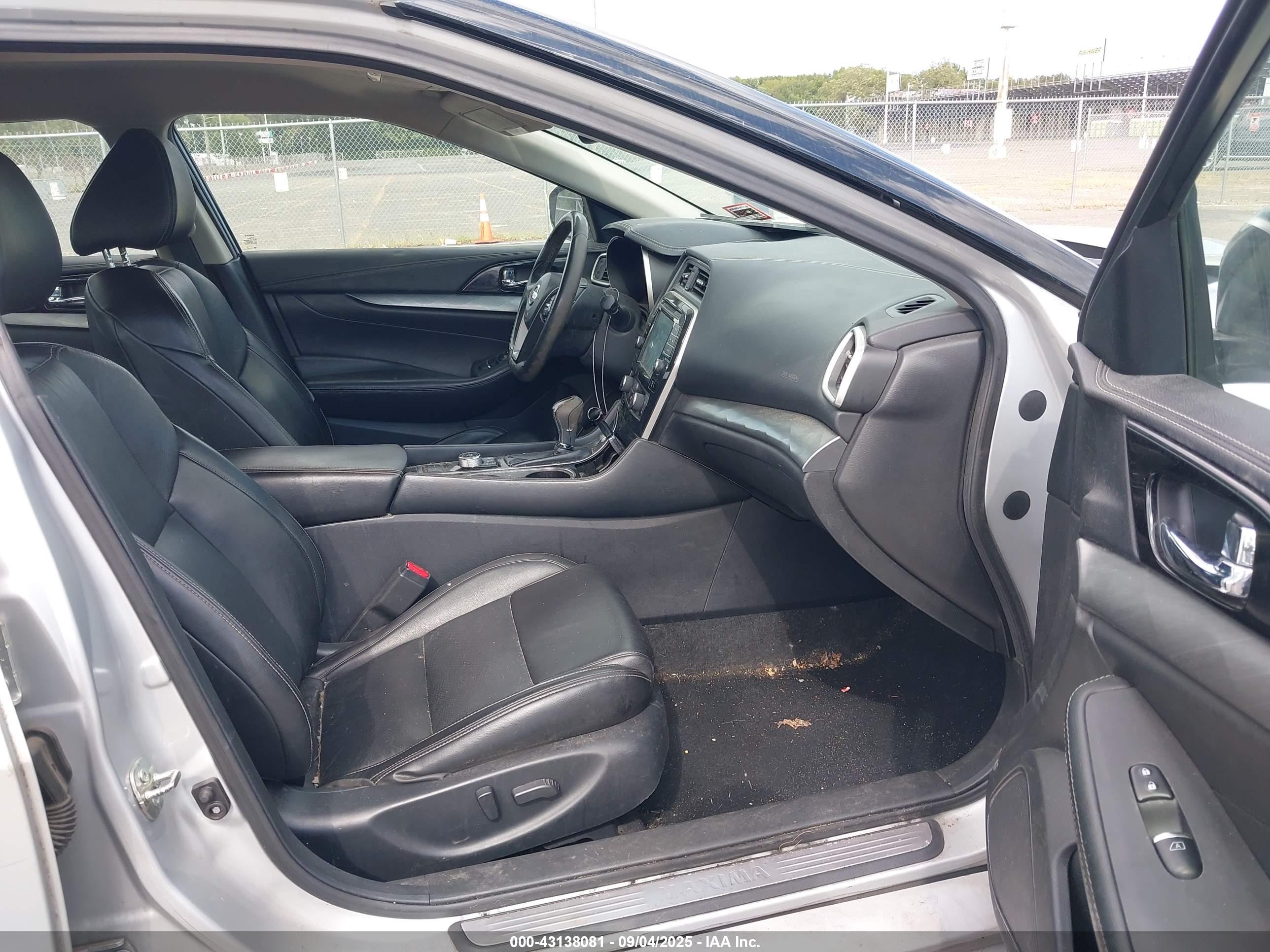 NISSAN MAXIMA image 5