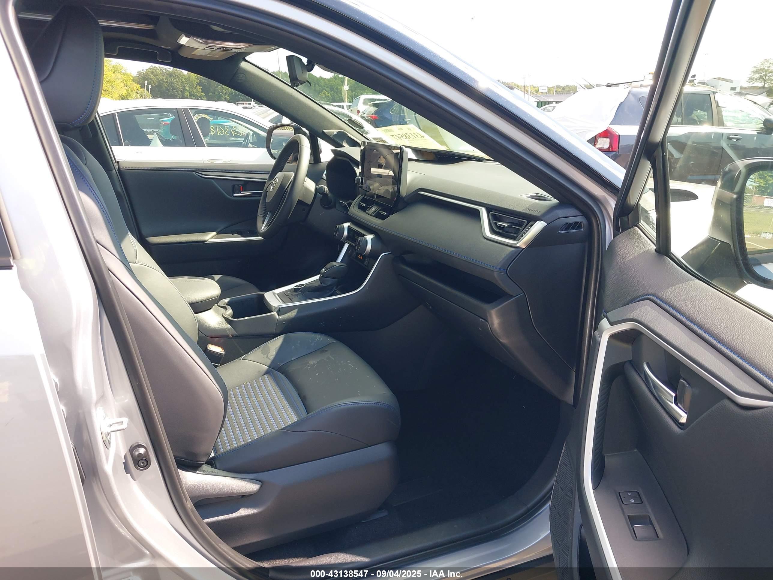 TOYOTA RAV4 image 5