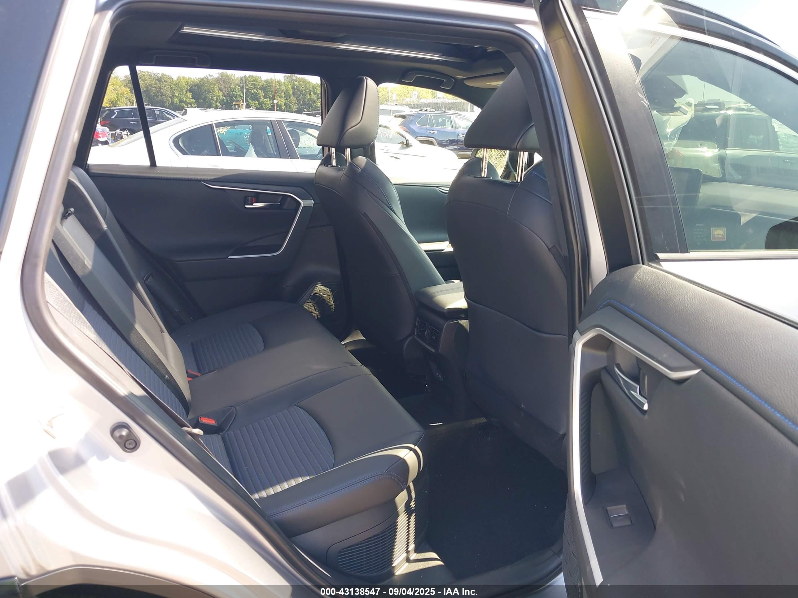 TOYOTA RAV4 image 8