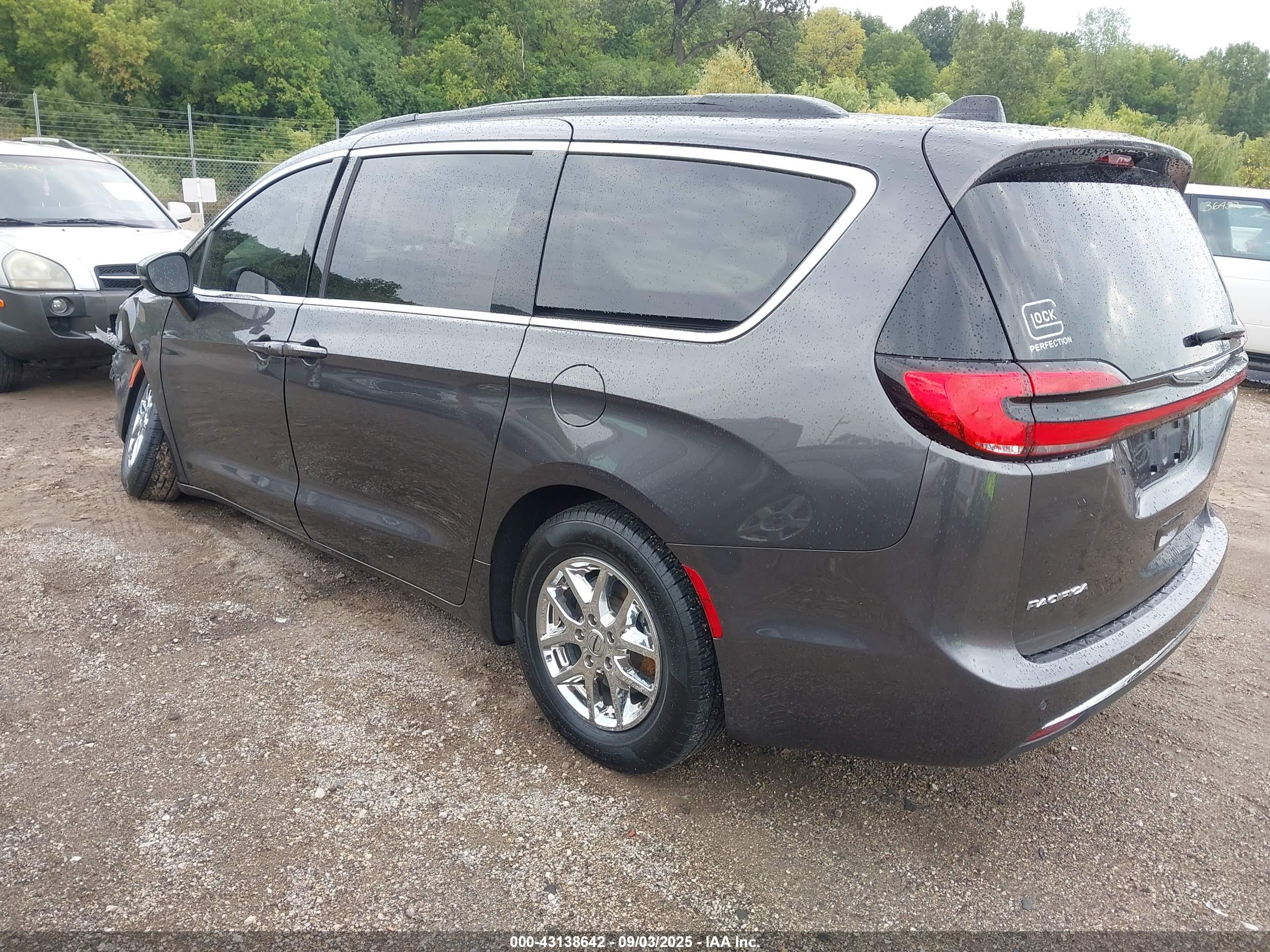 CHRYSLER PACIFICA image 3