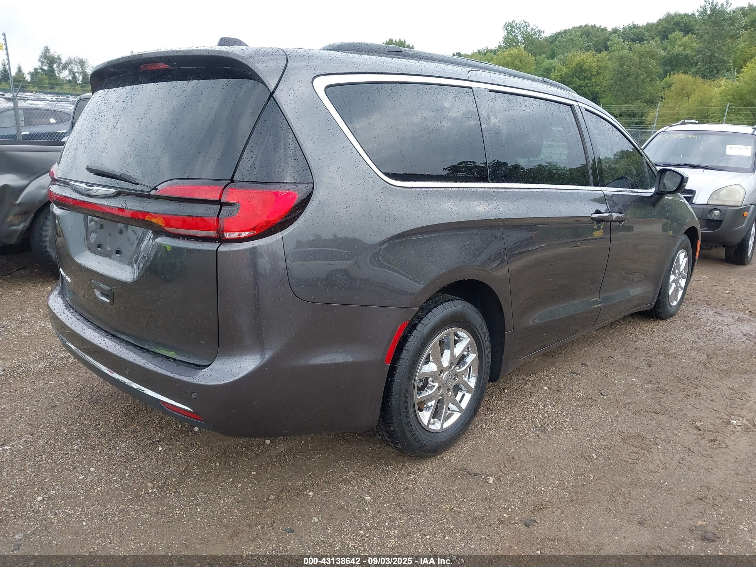 CHRYSLER PACIFICA image 4