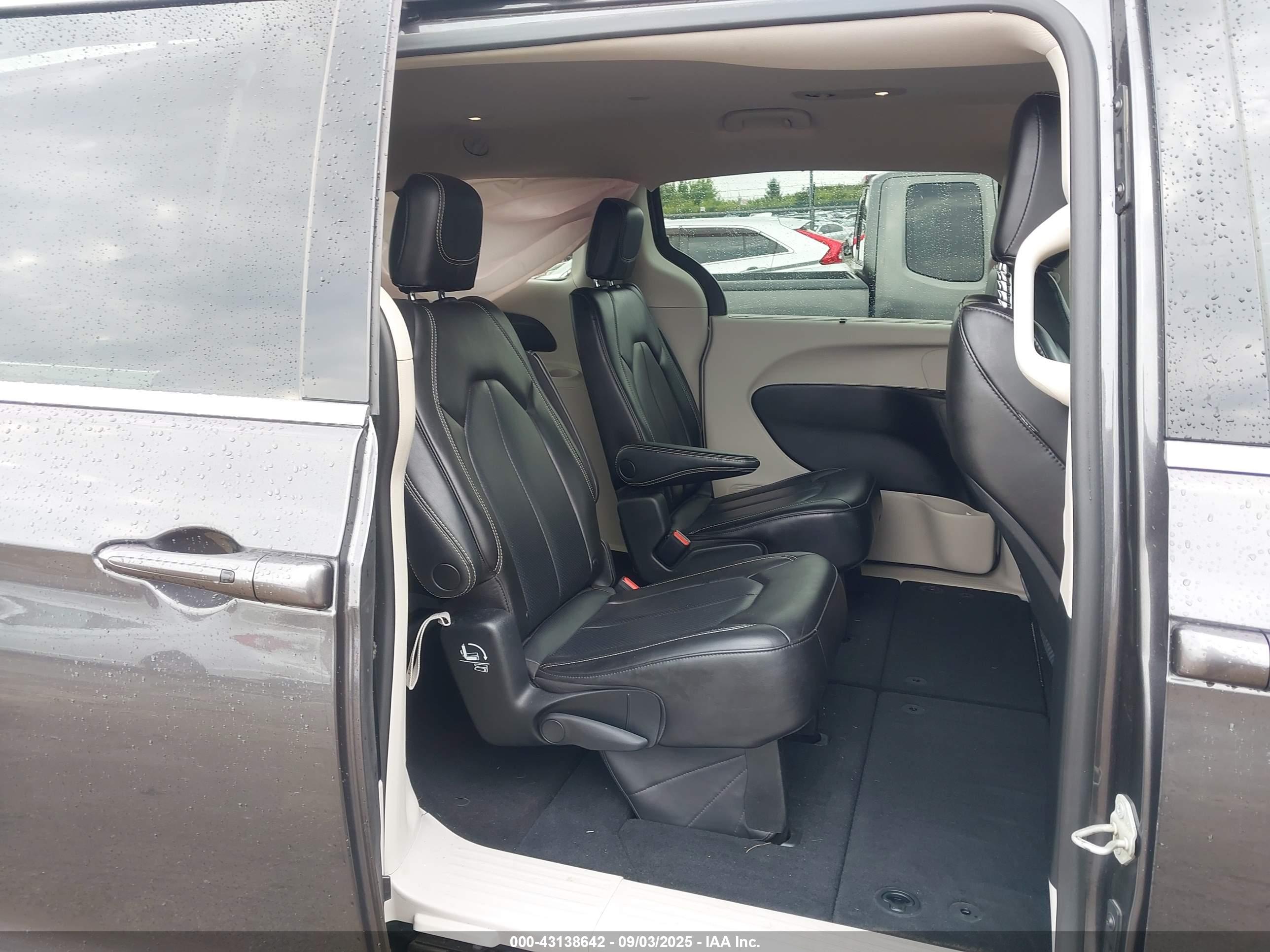 CHRYSLER PACIFICA image 8