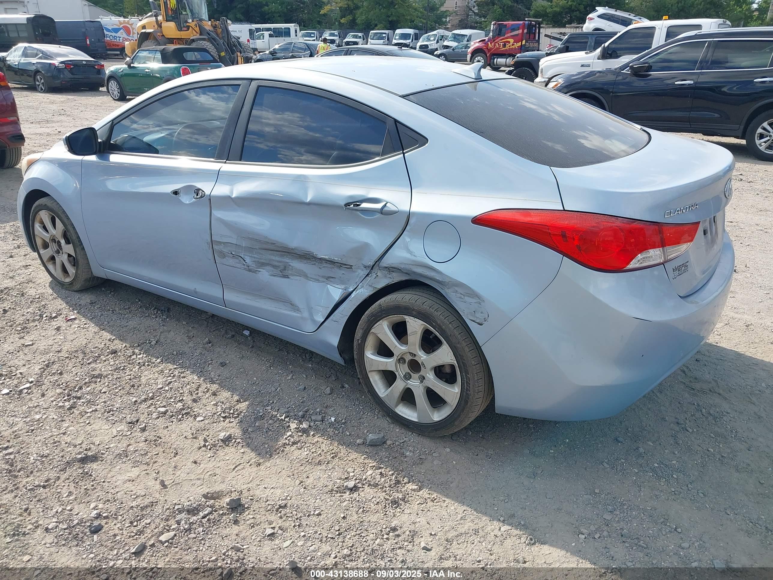 HYUNDAI ELANTRA image 3