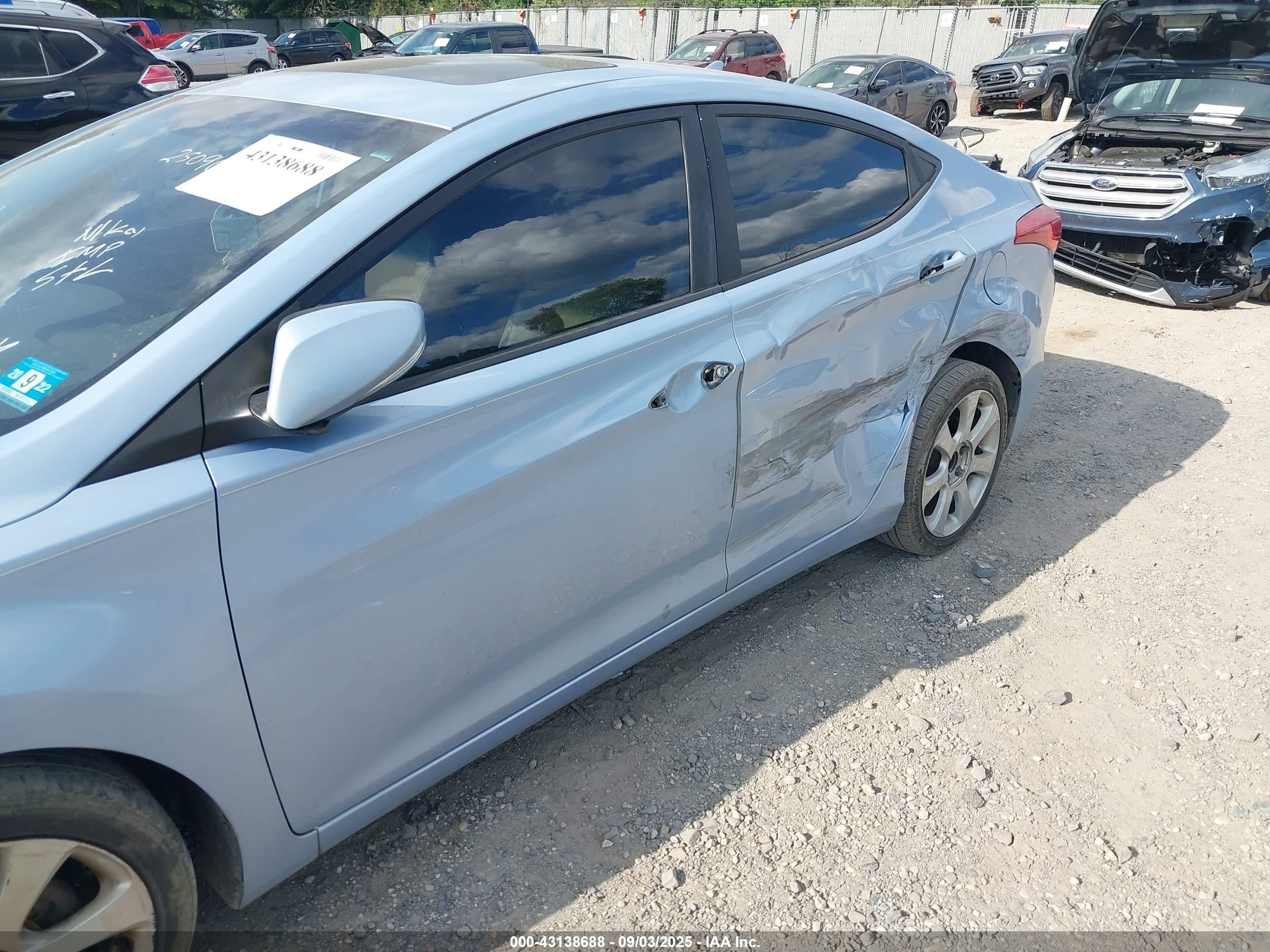 HYUNDAI ELANTRA image 6
