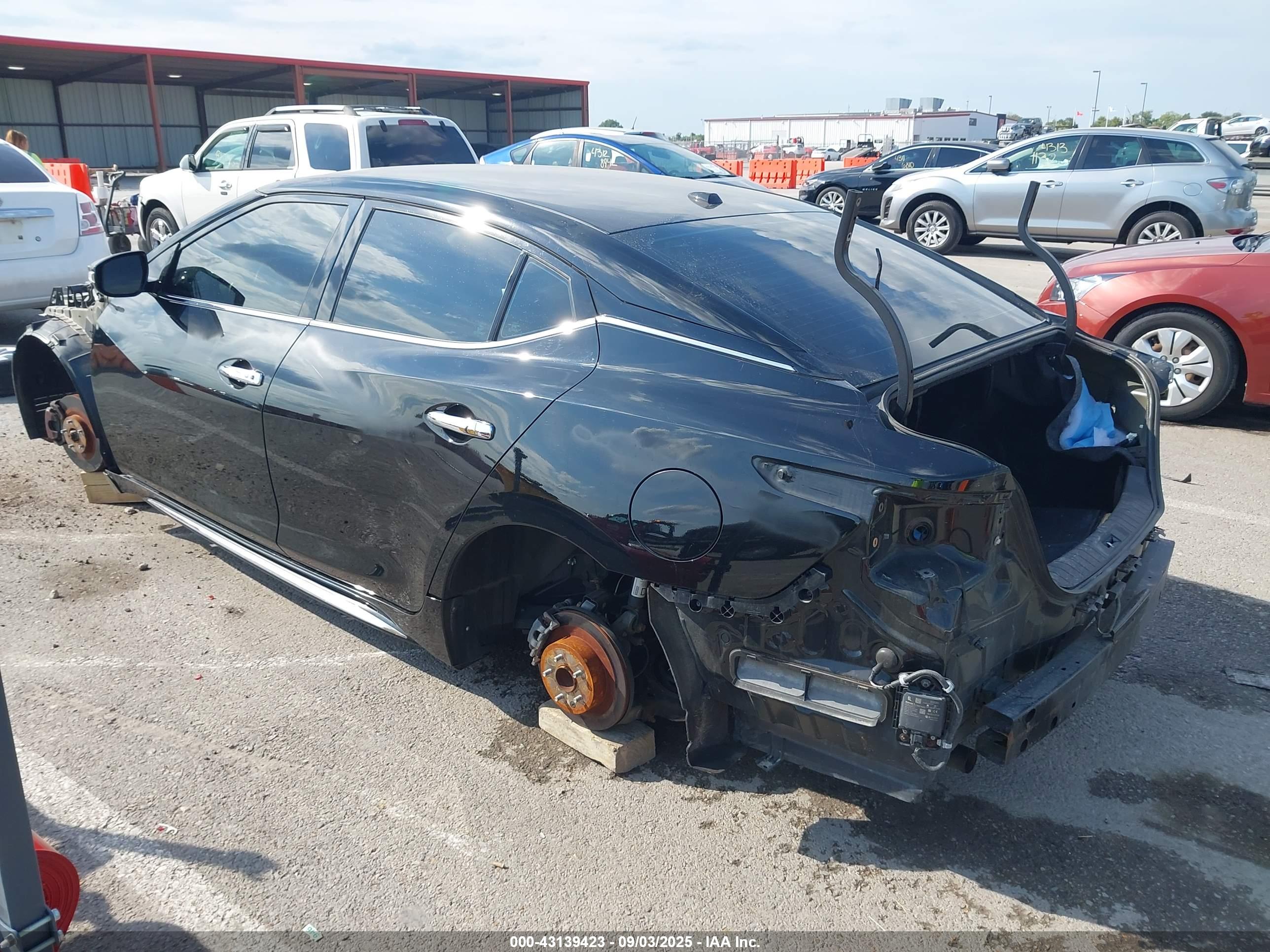NISSAN MAXIMA image 3