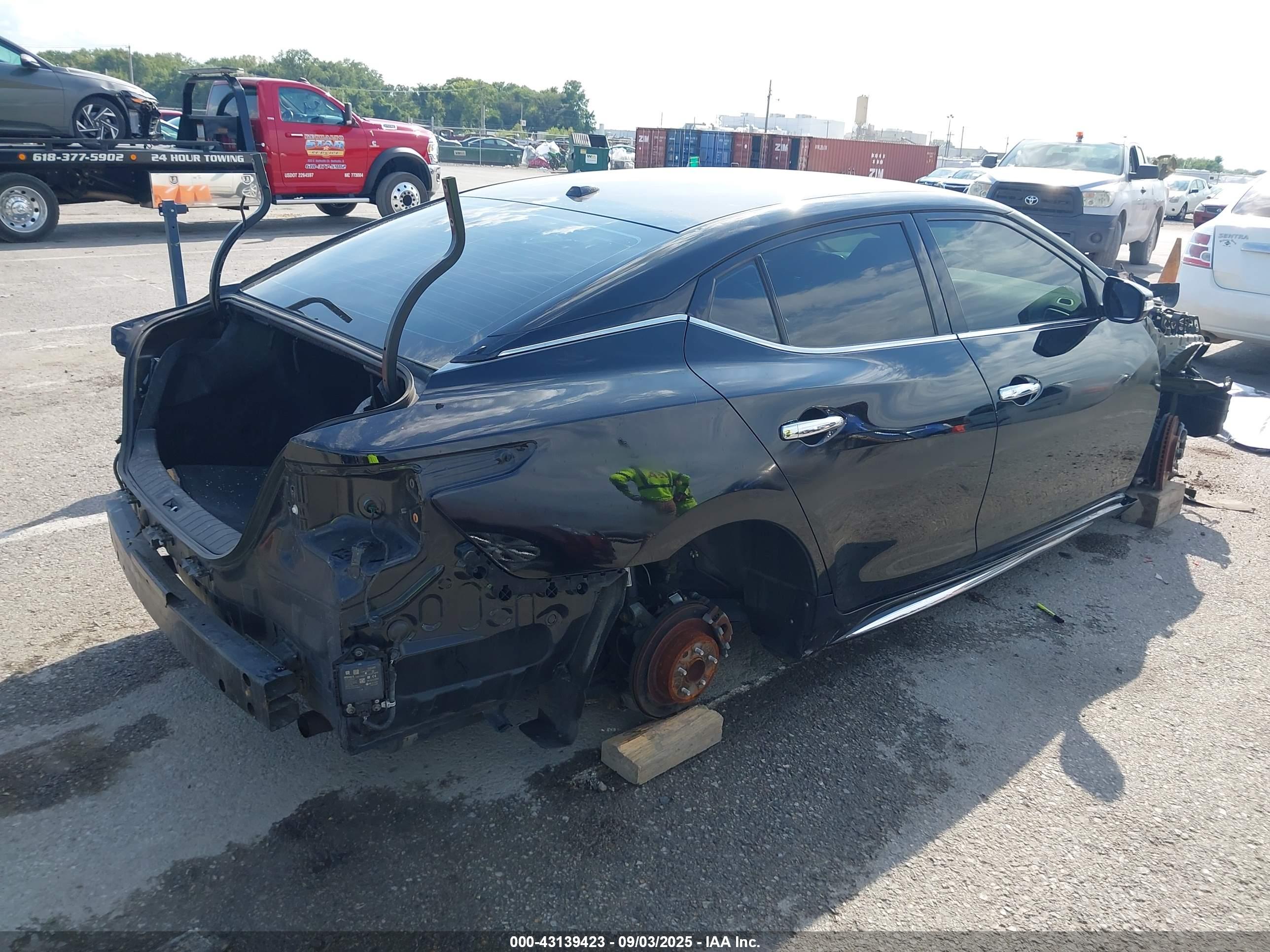 NISSAN MAXIMA image 4