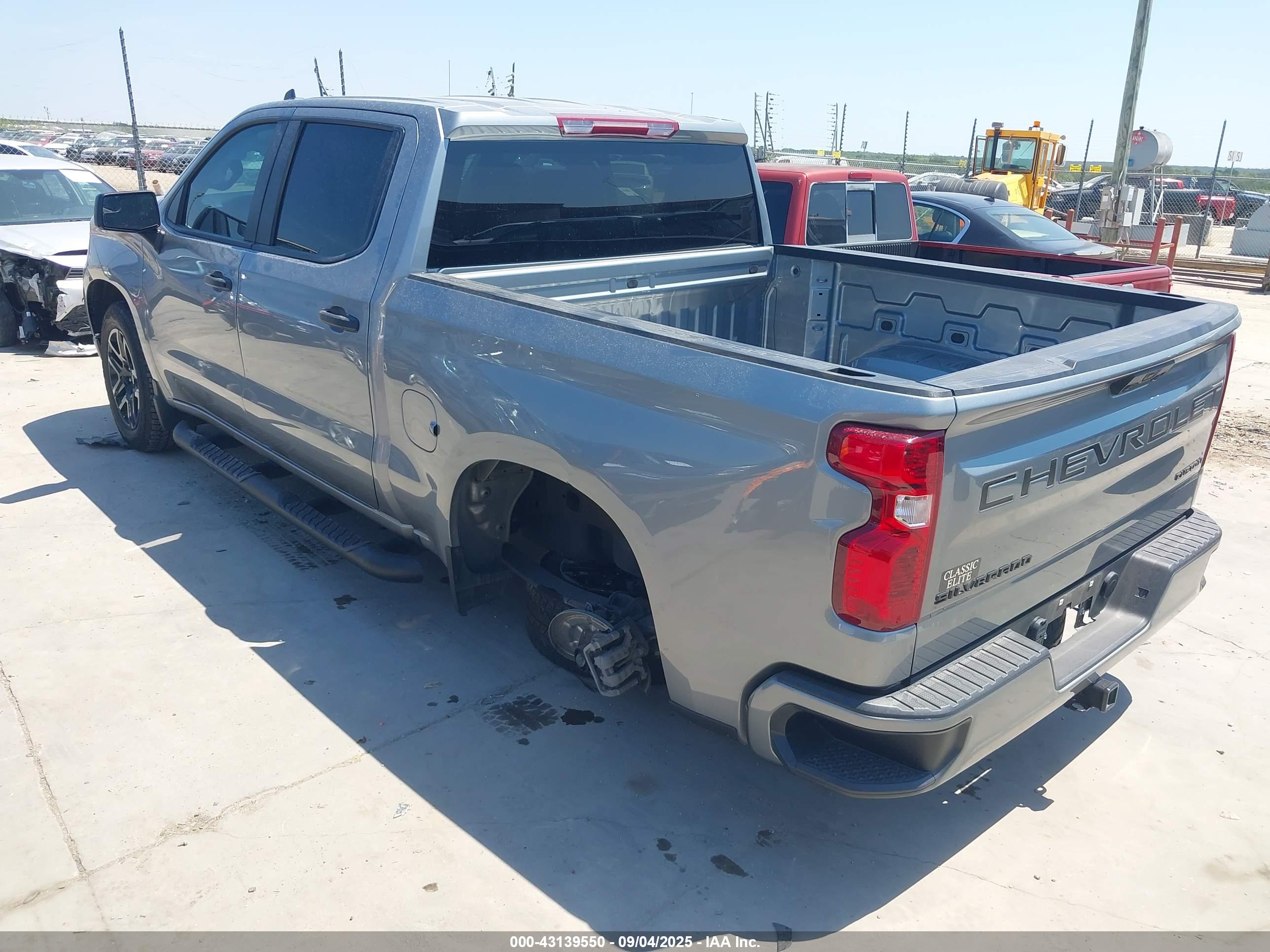 CHEVROLET SILVERADO image 3