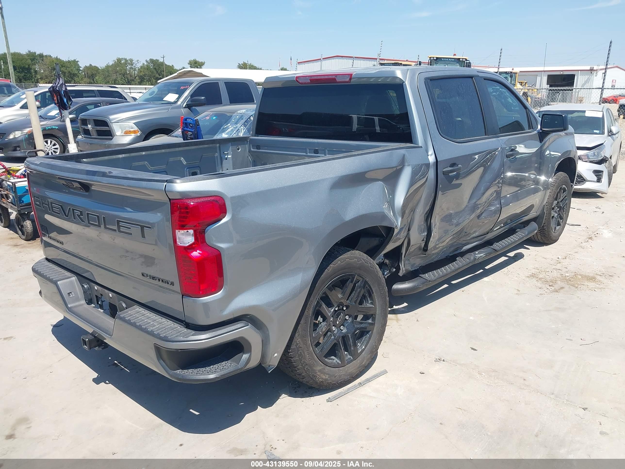 CHEVROLET SILVERADO image 4