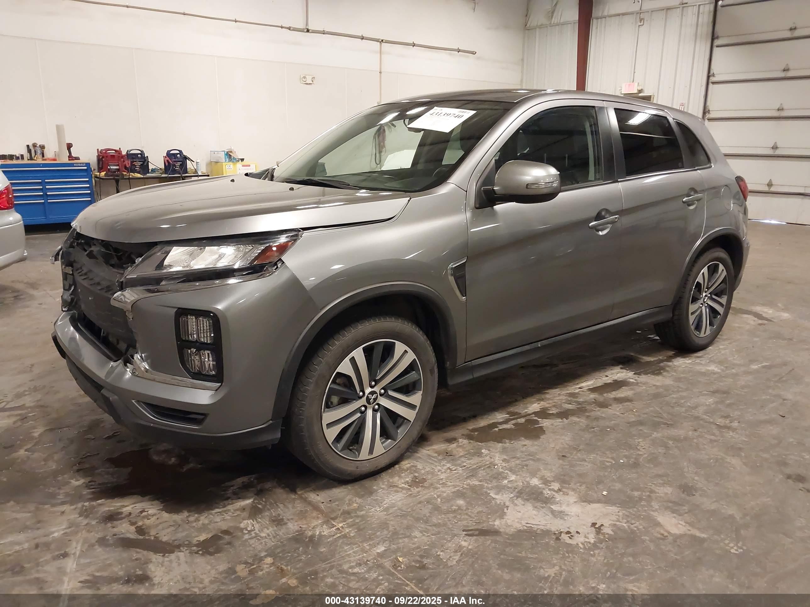 MITSUBISHI OUTLANDER image 2