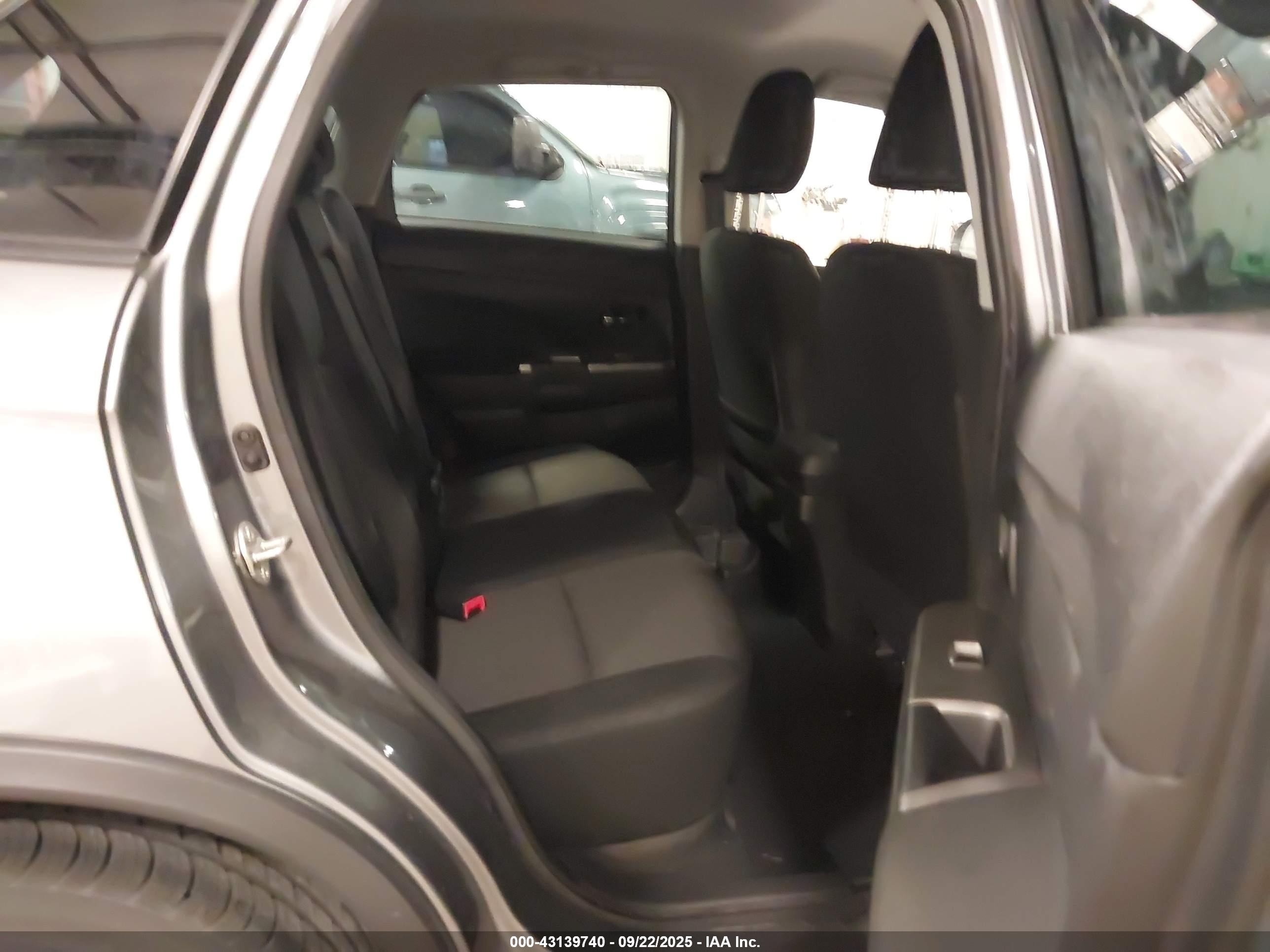 MITSUBISHI OUTLANDER image 8