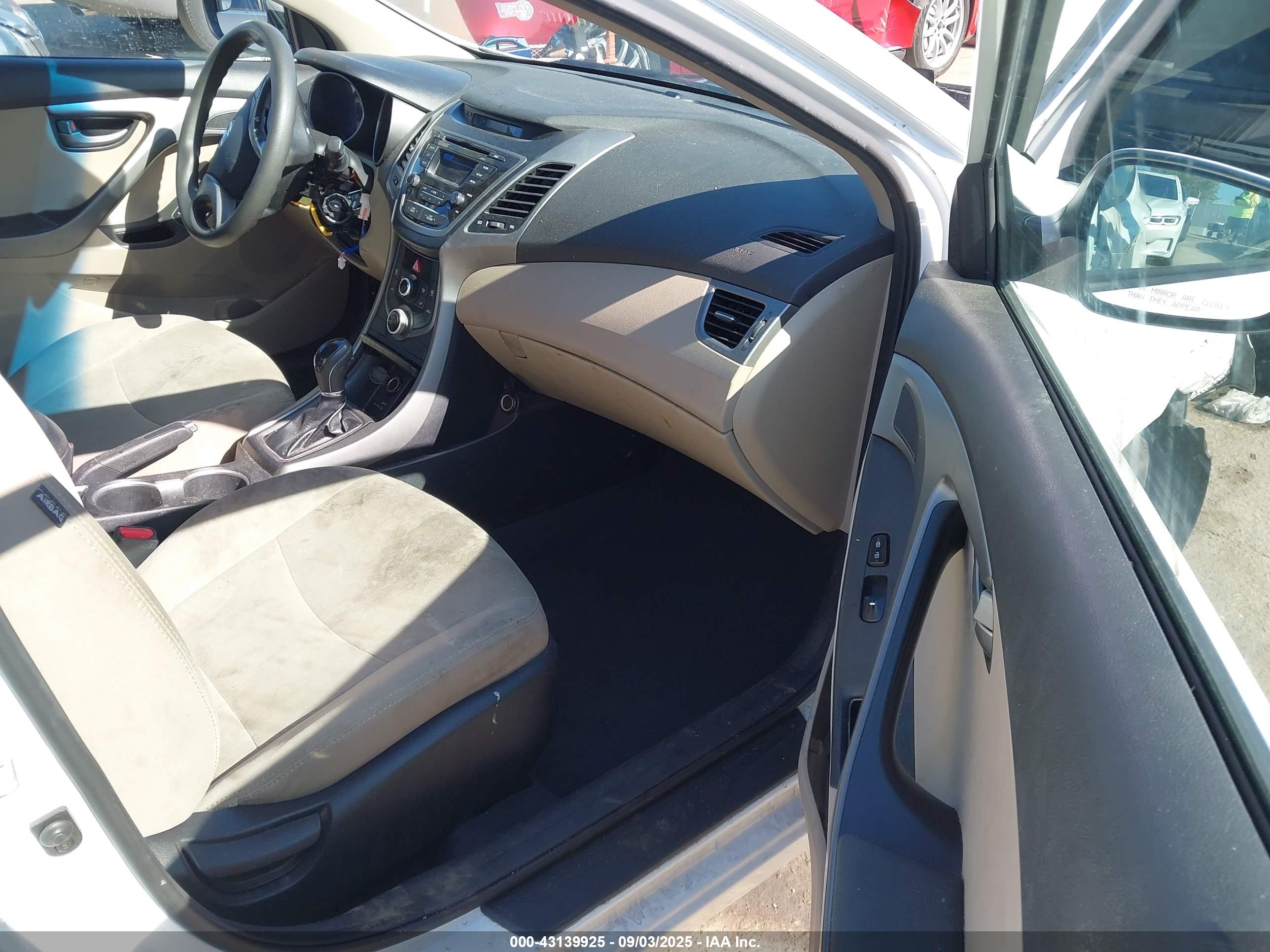 HYUNDAI ELANTRA image 5