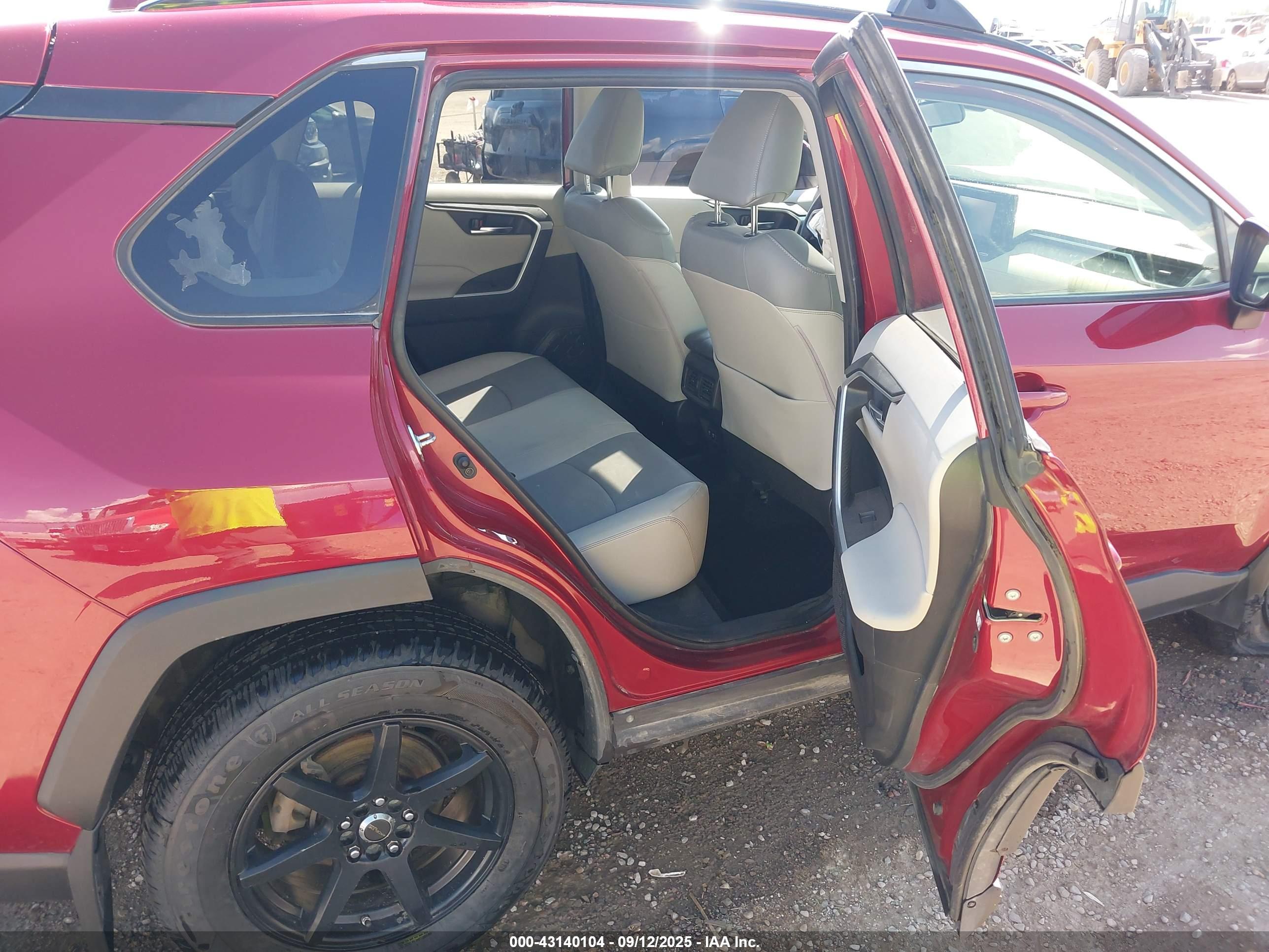 TOYOTA RAV4 image 8