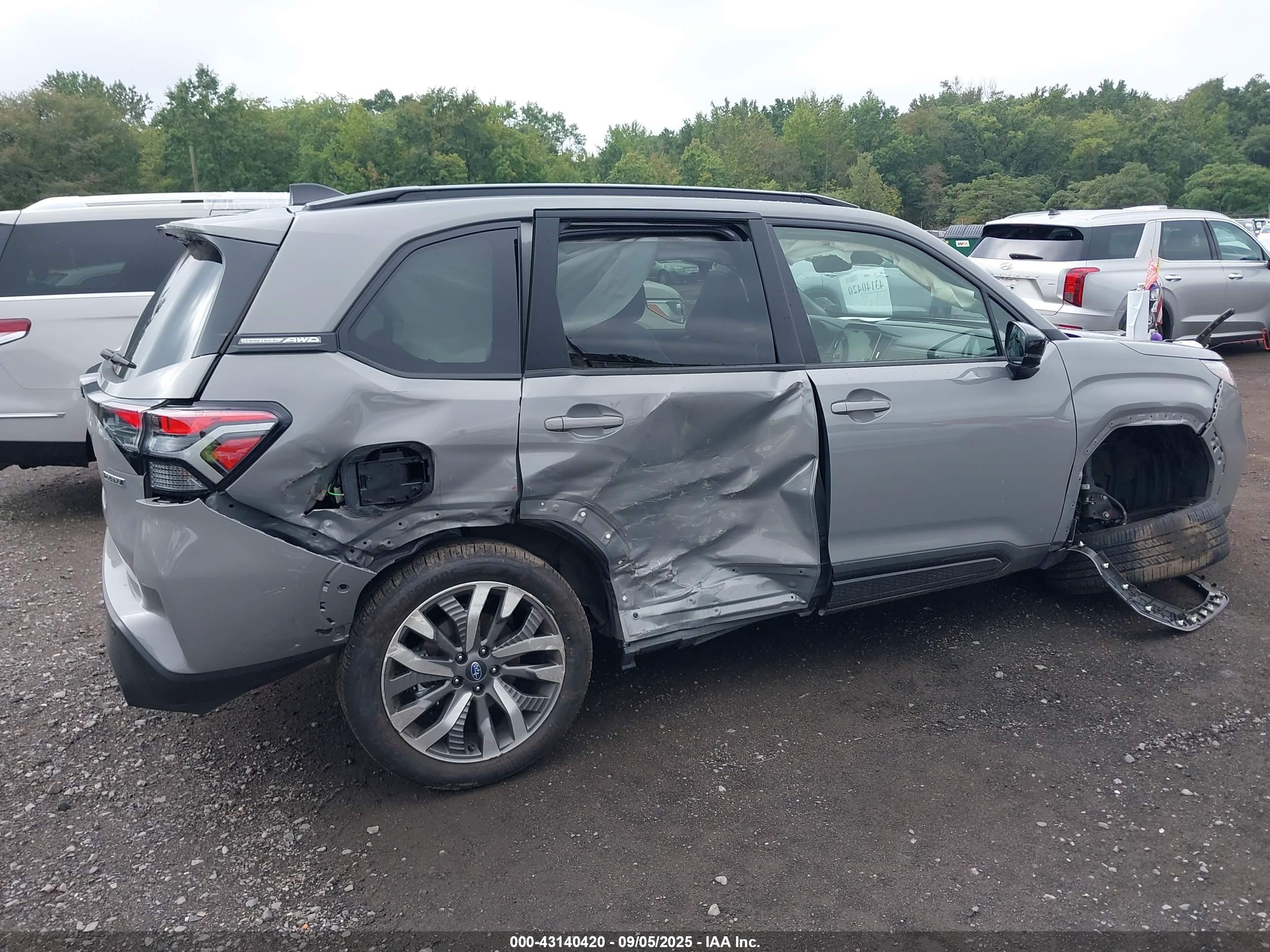 SUBARU FORESTER image 6