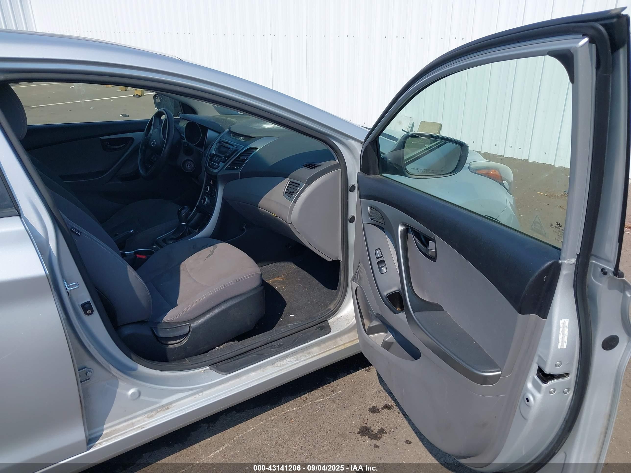 HYUNDAI ELANTRA image 5