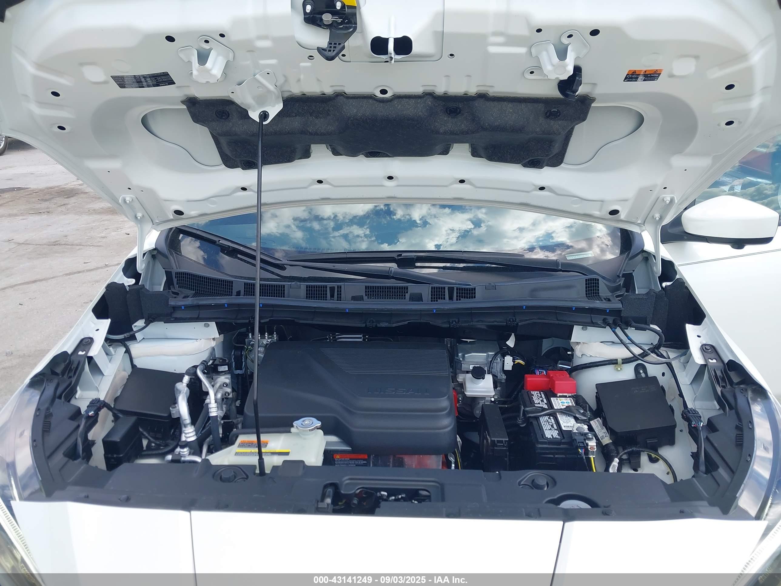 NISSAN LEAF image 10