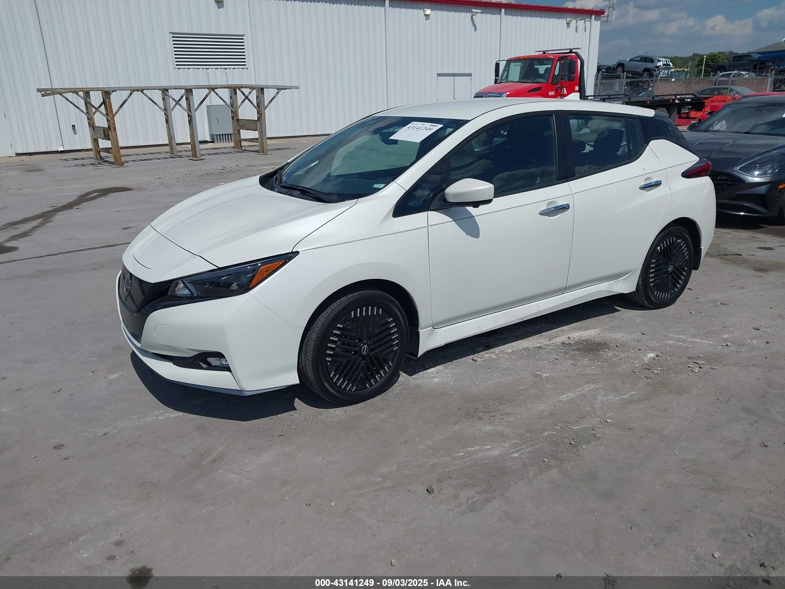 NISSAN LEAF image 2