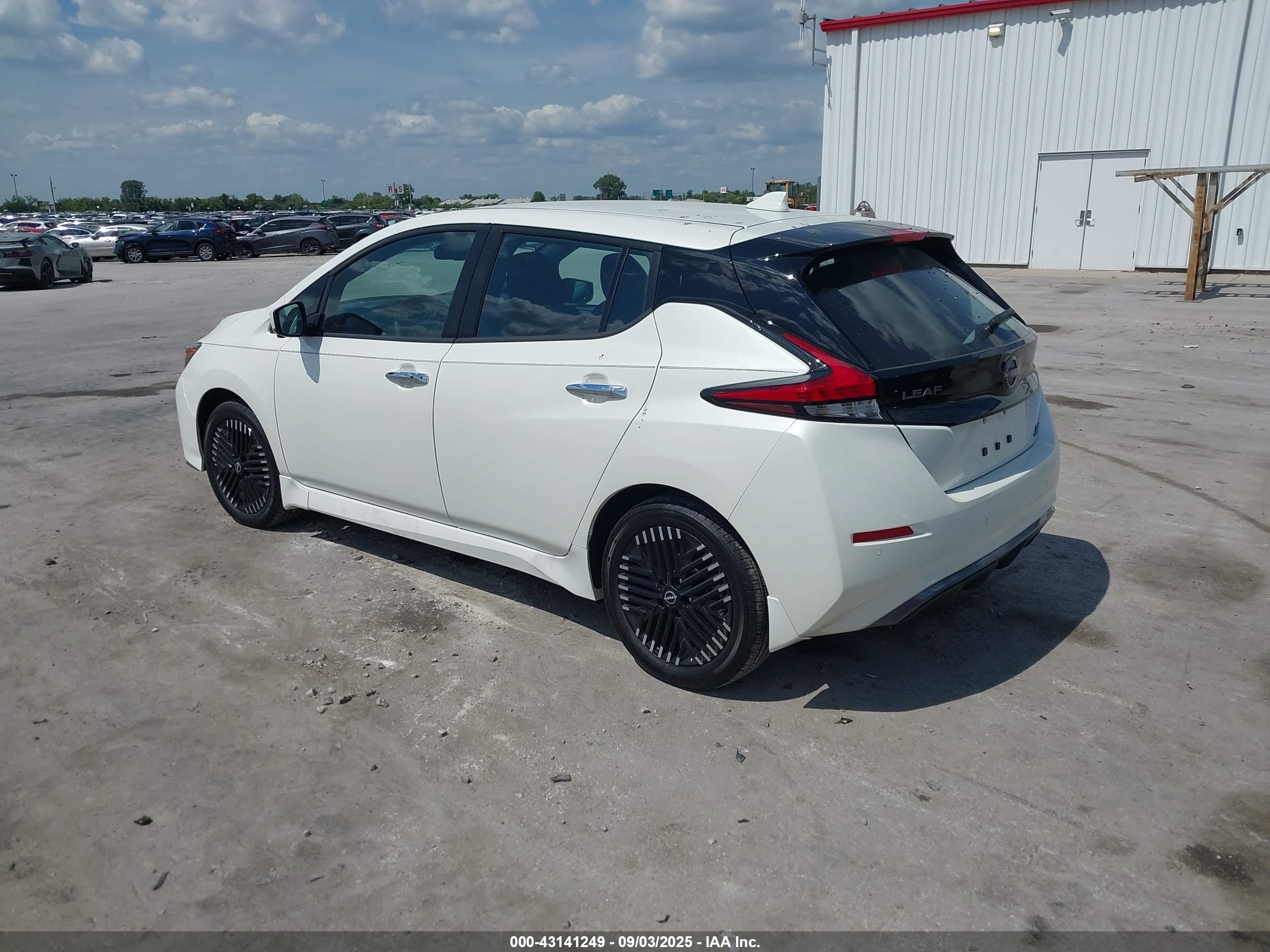 NISSAN LEAF image 3
