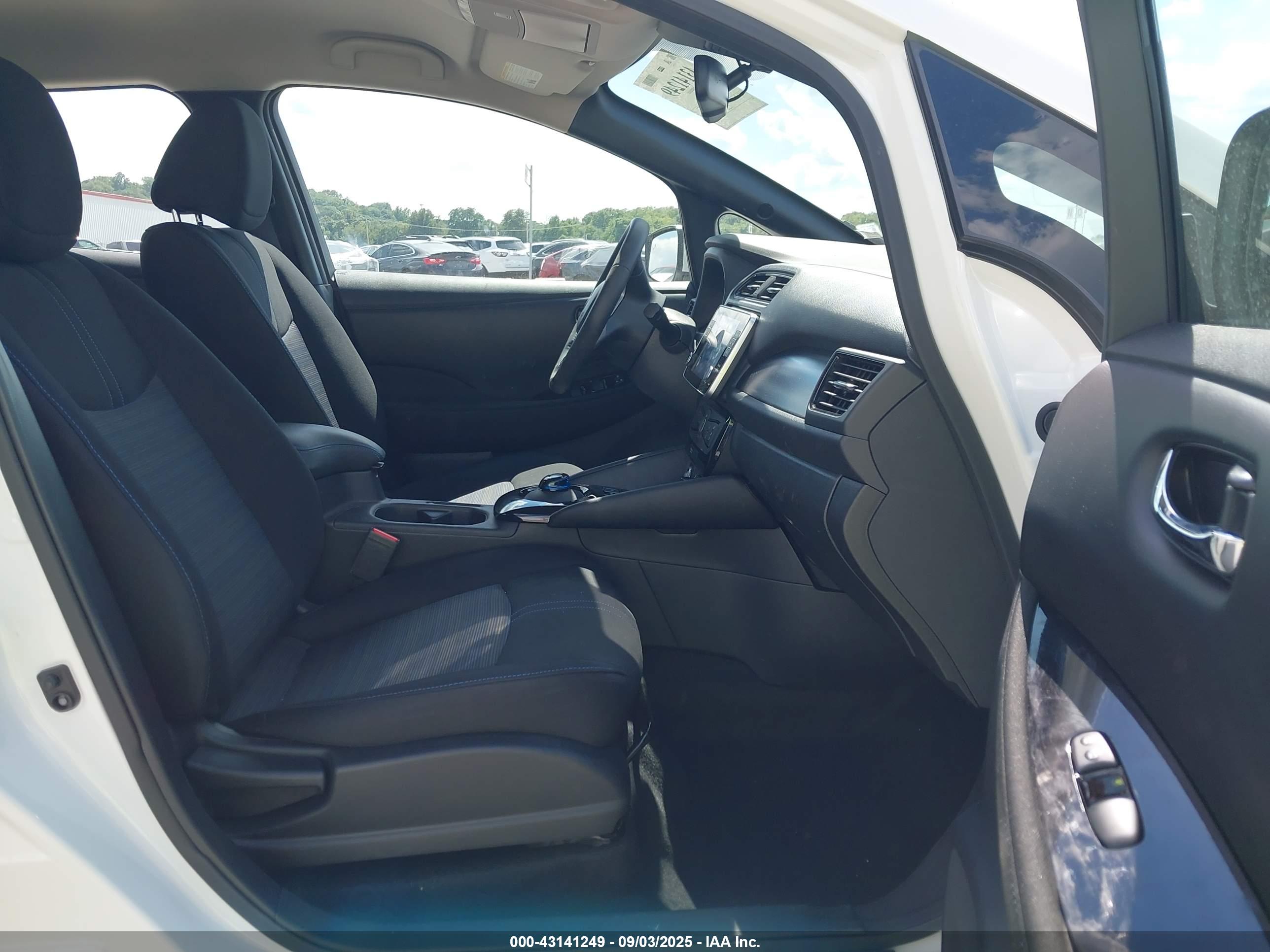 NISSAN LEAF image 5