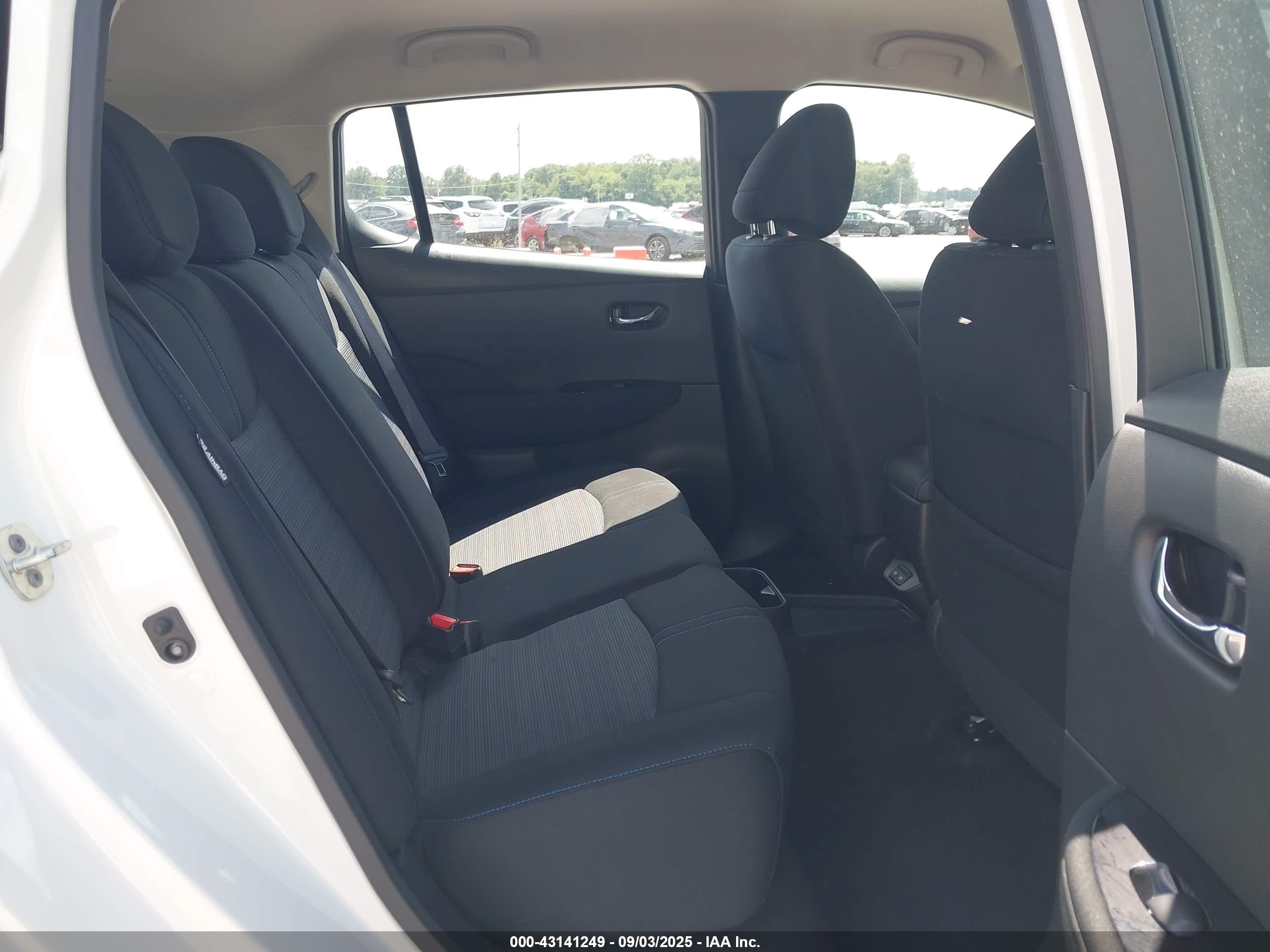 NISSAN LEAF image 8